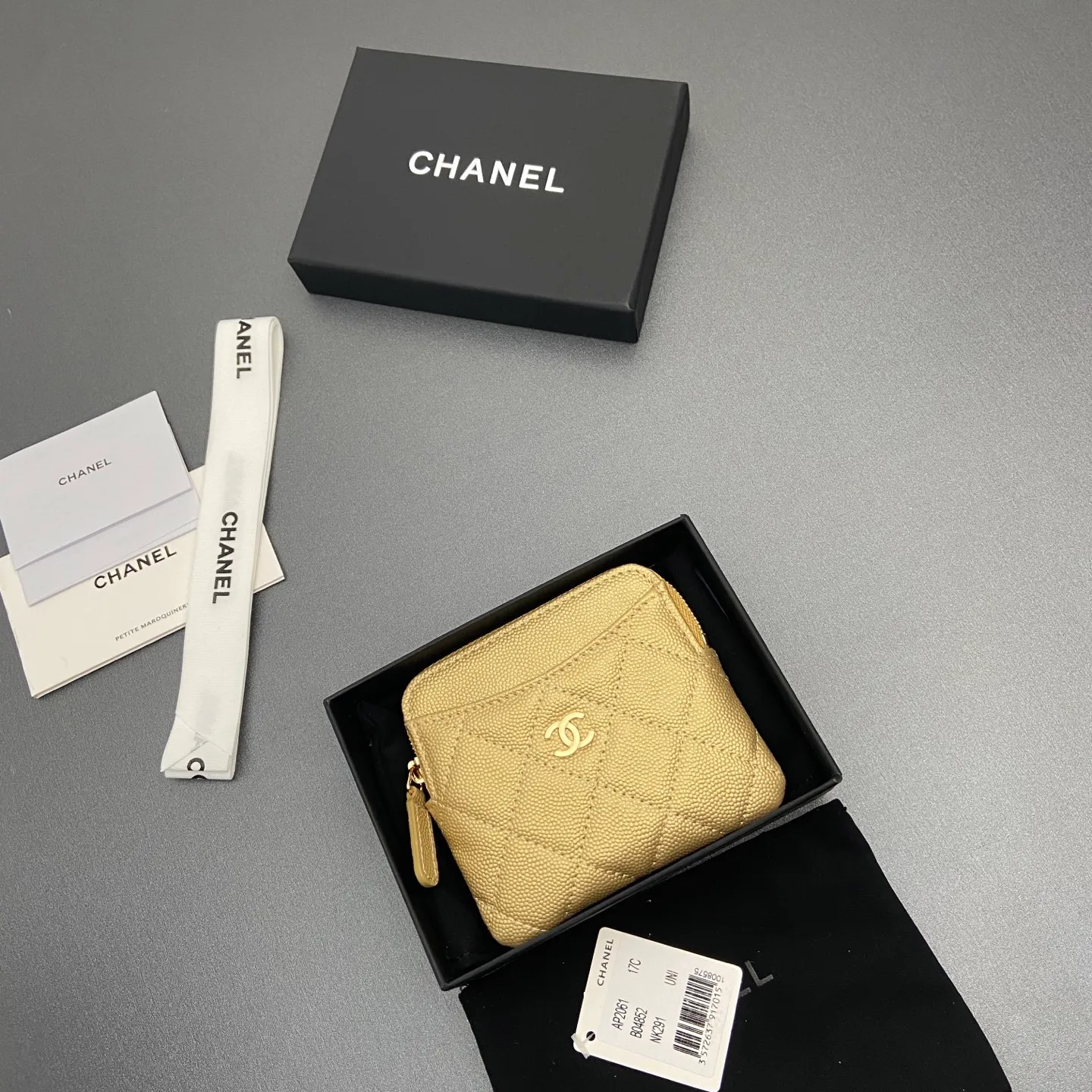 [Special grade hardware original leather] ¥380 Xiaoxiang small zipper bag card holder series Quilted card holder/wallet with iconic metal logo Gold tone metal hardware, special Italian imported leather 5 card slots, 1 small zipper bag No.: 2061 Golden thin ball light gold hardware Size: w11.5×h10×d2cm
