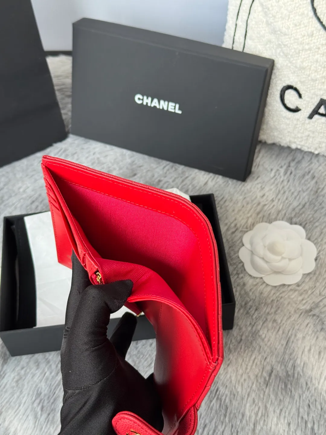 💰440💰4050 New product launched Passport wallet 2-in-1 passport holder that can hold cash, credit card and passport. CHANEL multifunctional passport holder, original quality, imported caviar, cowhide, color as shown in the picture, exclusive real shot, this design may also enter the classic series in the future. Style number: AP6392 Size: 15*10*3cm.
