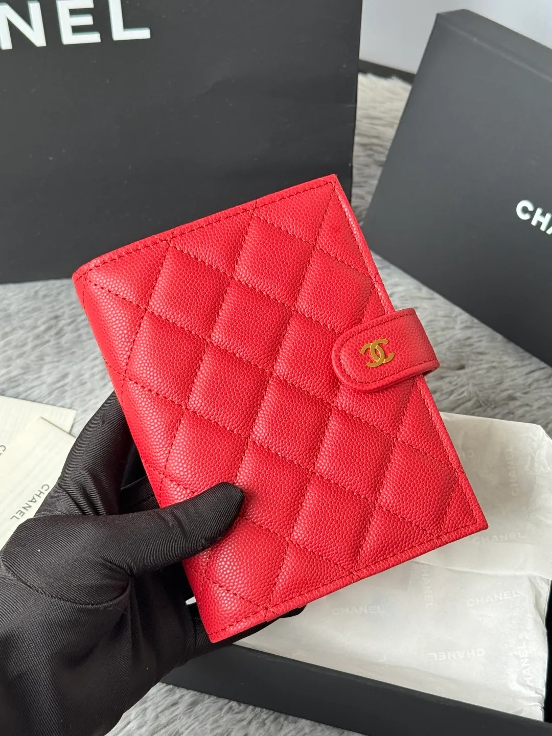 💰440💰4050 New product launched Passport wallet 2-in-1 passport holder that can hold cash, credit card and passport. CHANEL multifunctional passport holder, original quality, imported caviar, cowhide, color as shown in the picture, exclusive real shot, this design may also enter the classic series in the future. Style number: AP6392 Size: 15*10*3cm.