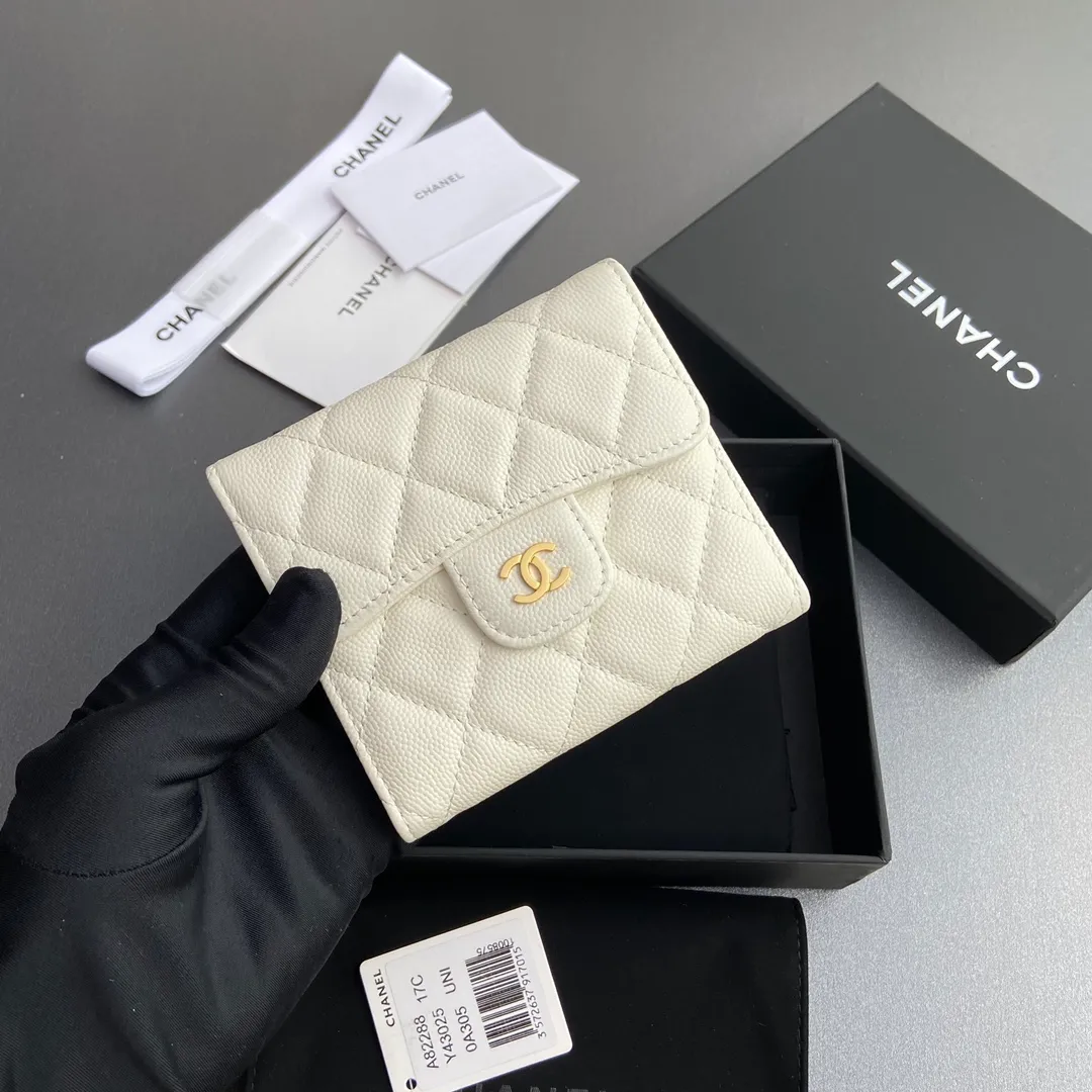 [Imported leather from Italy] ¥440 Special white spherical grain embossed leather Gold tone metal hardware 6 card slots 1 banknote compartment 1 coin zipper bag No.: 82288 Size: w10.5×h11.5×d3cm