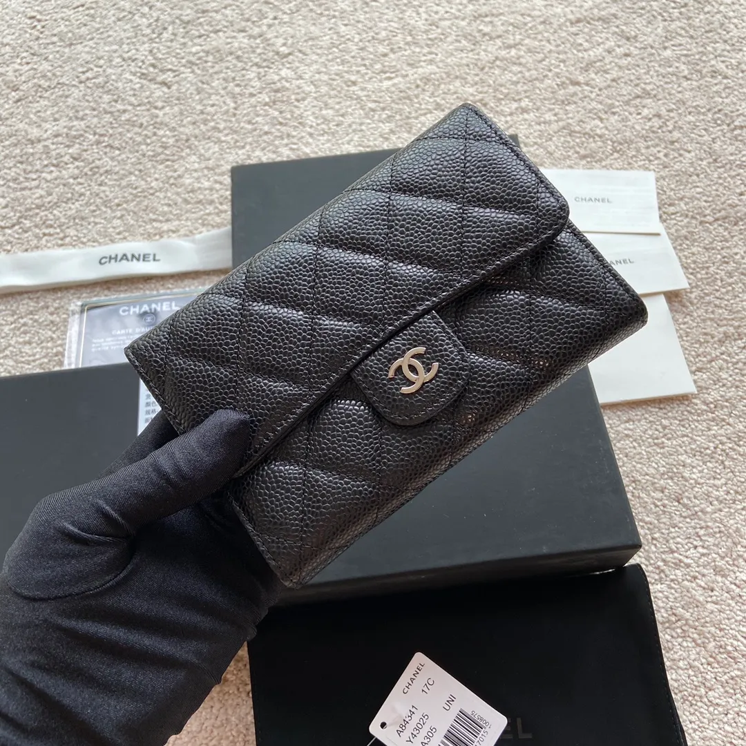 Xiaoxiang imported Italian grained calfskin Item No.: A84341 Price: 480 Size: w15×h10×d2.5 Color: Black ball pattern antique silver steel mark