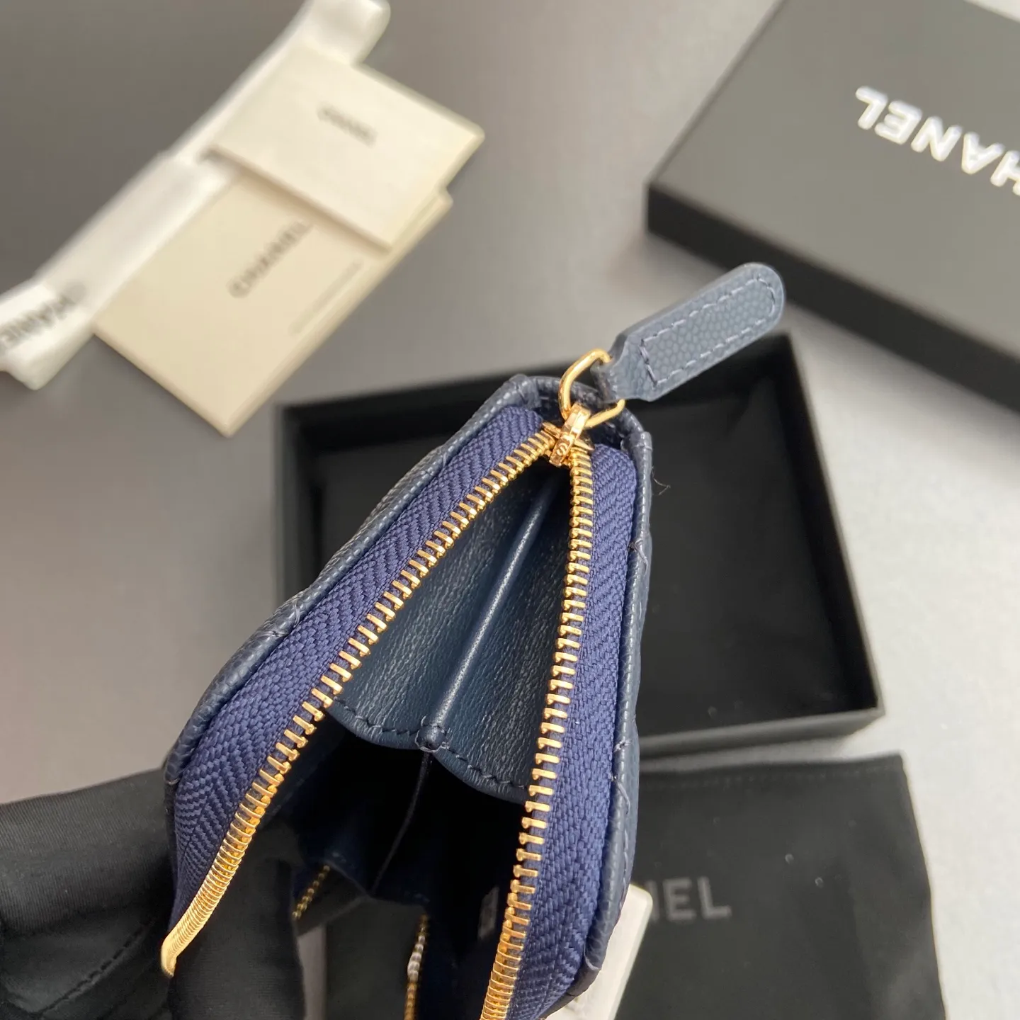 [Special grade hardware original leather] ¥280 Xiaoxiang small zipper bag card holder series with iconic metal logo, gold-toned metal hardware, exclusive Italian imported leather 2 card slots wallet bag, 4 card slots No.: 1650 Haze blue fine ball pattern gold steel mark Size: w11×h7.5×2cm
