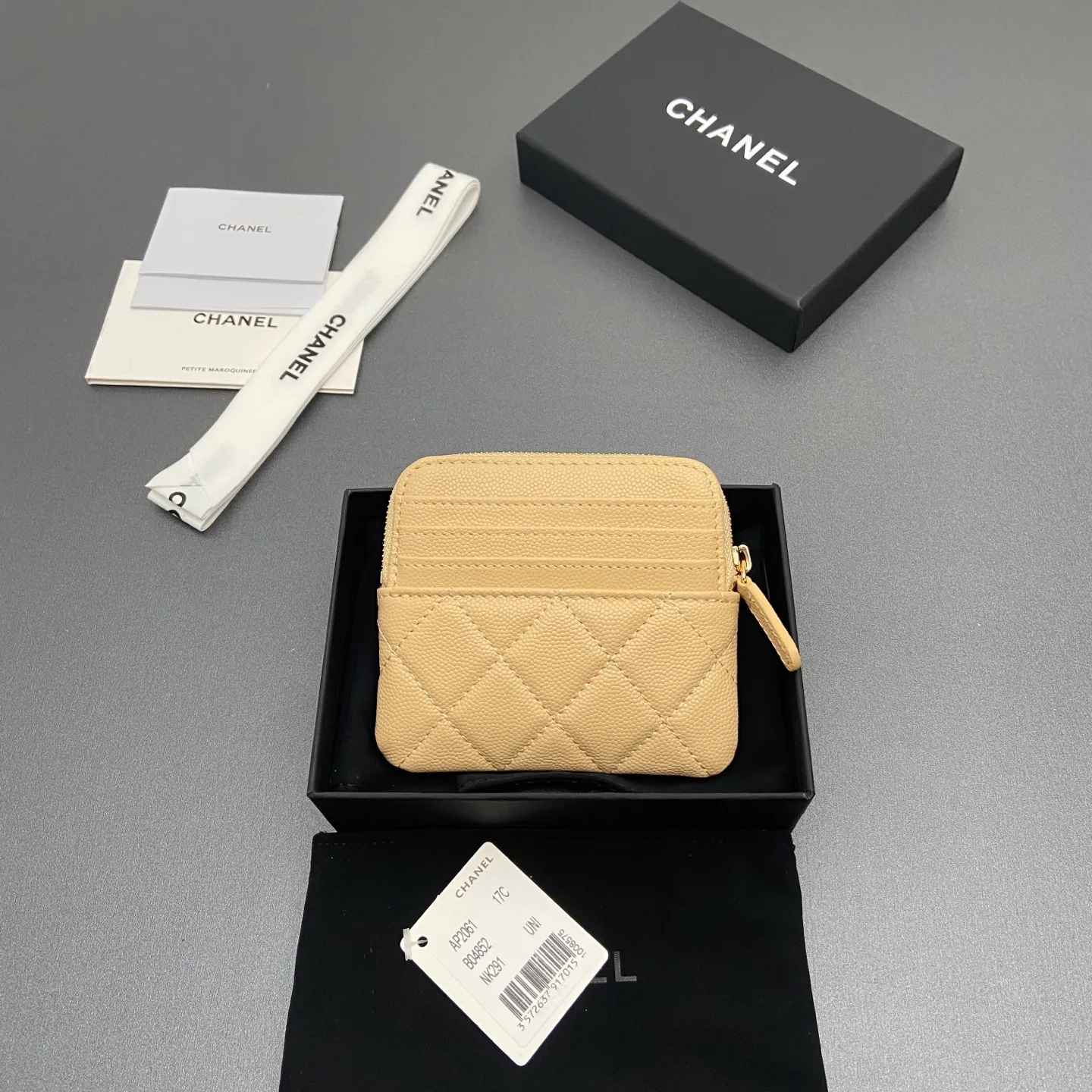 [Special grade hardware original leather] ¥380 Xiaoxiang small zipper bag card holder series Quilted card holder/wallet with iconic metal logo Gold tone metal hardware, special Italian imported leather 5 card slots, 1 small zipper bag No.: 2061 Apricot thin ball light gold hardware Size: w11.5×h10×d2cm