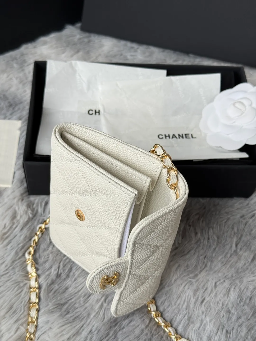 💰360💰Xiaoxiang chain bag, mini cute version. Can hold lipstick, credit card and some small change. Style number: A81082 Size: 8.5*12.5*2.5cm. Full set of packaging, box card, ribbon and cloth bag. Made of caviar cowhide, original quality. Exclusive photography🎬