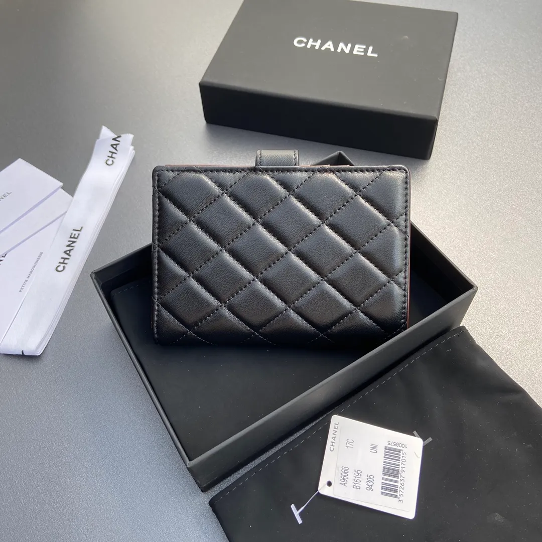 [Special grade hardware original leather] 💰440 Xiaoxiang Passport Holder Series Quilted with iconic metal logo Gold tone metal hardware, special Italian imported leather 4 card slots, 1 small zipper pocket, 1 banknote compartment, 1 passport holder card slot No.: 96066 Black Sheep Gold Size: w10×h14×d2cm