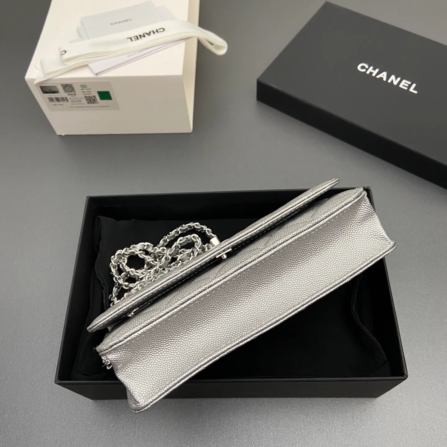 Xiaoxiang imported Italian caviar calfskin [upgraded version] Item number: A4241 Price: 700 Size: w20×h13×d3.5cm Color: silver fine ball pattern silver steel mark