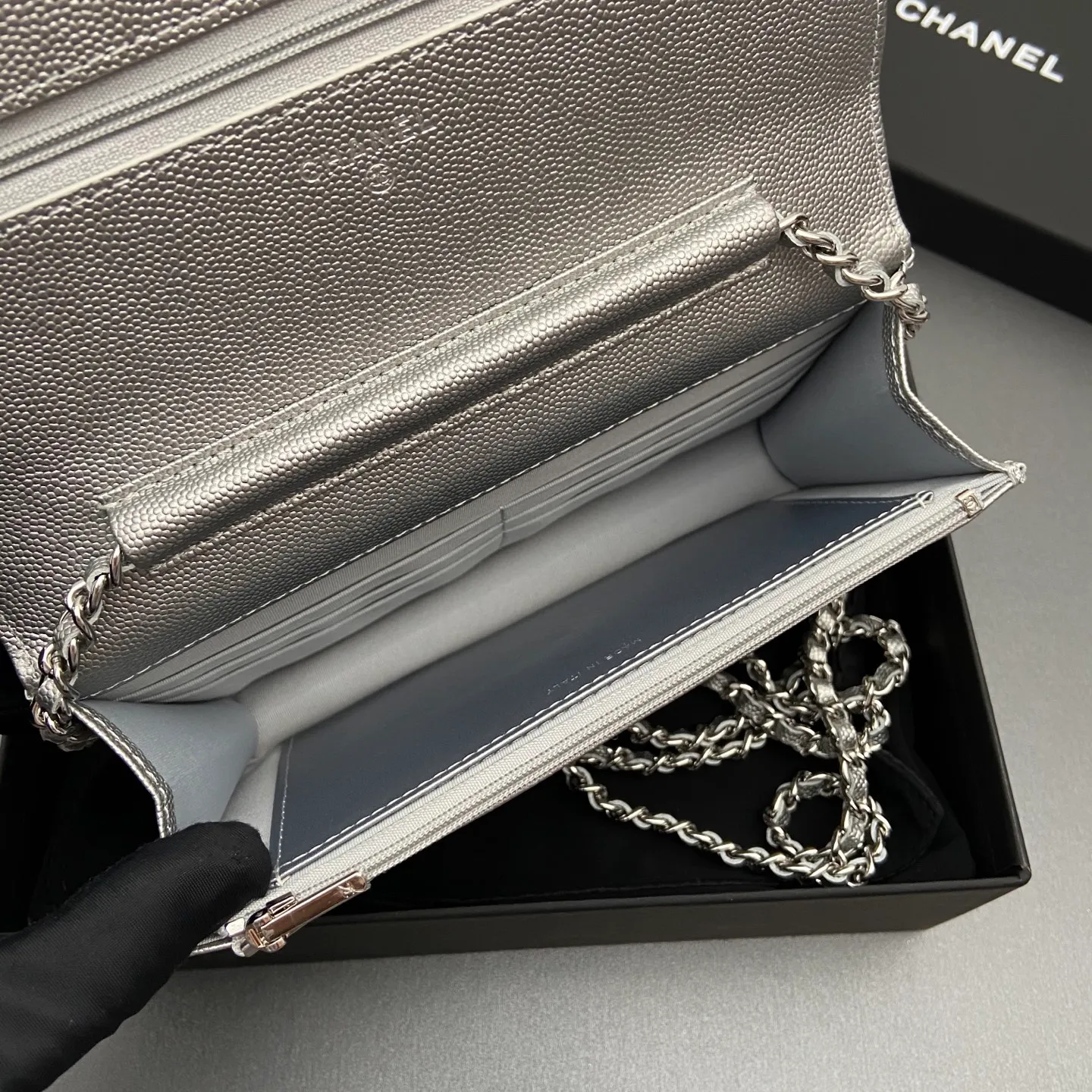 Xiaoxiang imported Italian caviar calfskin [upgraded version] Item number: A4241 Price: 700 Size: w20×h13×d3.5cm Color: silver fine ball pattern silver steel mark