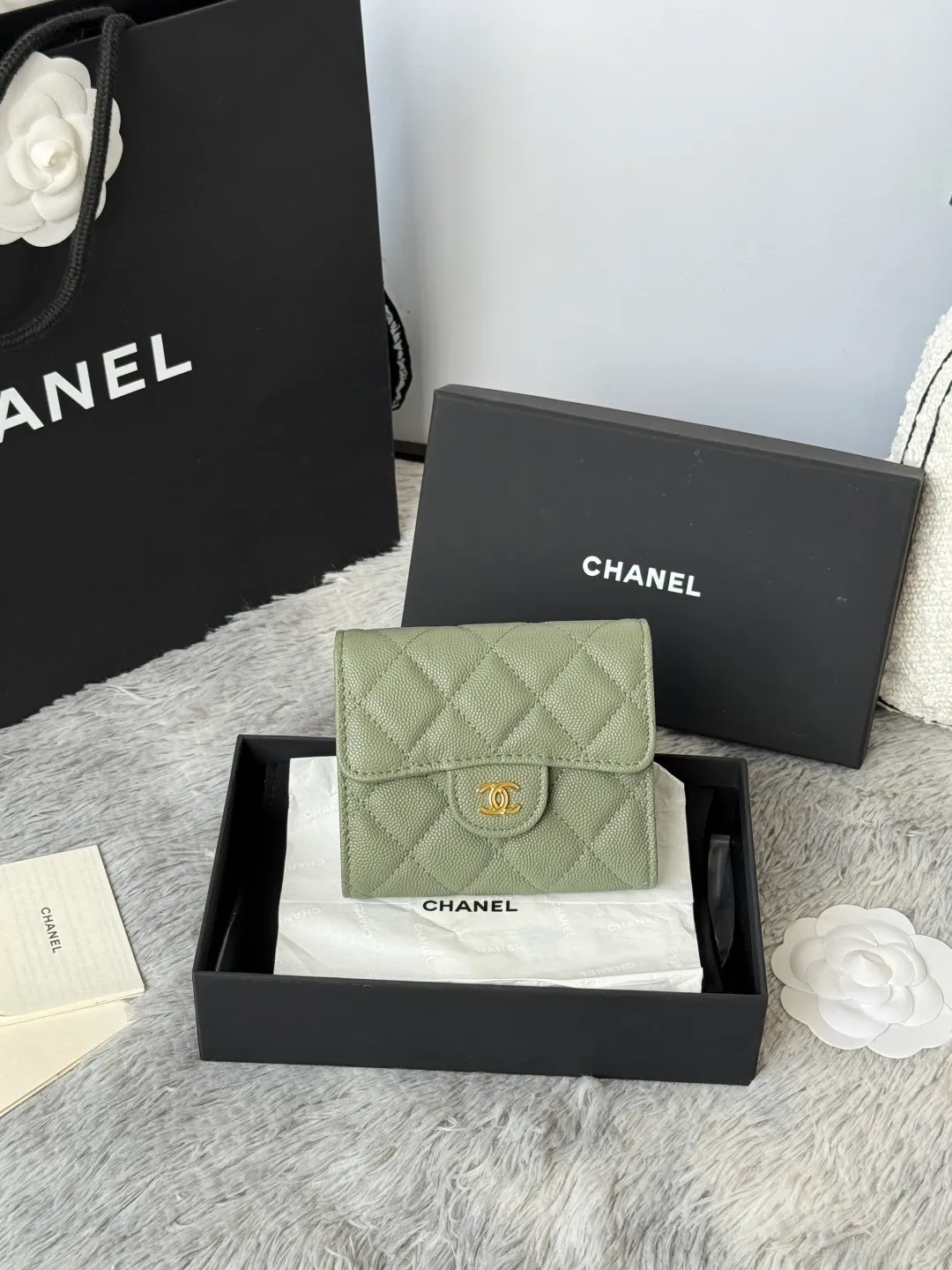 💰440💰 Made of calfskin, caviar, and cowhide, the CF short tri-fold wallet is now available! Chanel Grandma Xiang has 6 card slots, and there is a coin purse at the back, so you can put 2,000 Mao Zedong without any trouble at all! Delicate leather and gold hardware! Full of fashion sense, very fashionable, can be held in hand, can be put in the bag, very good for storage. Style number: 82288, size 10.5*11.5*3cm, color as shown in the picture, exclusive real shot