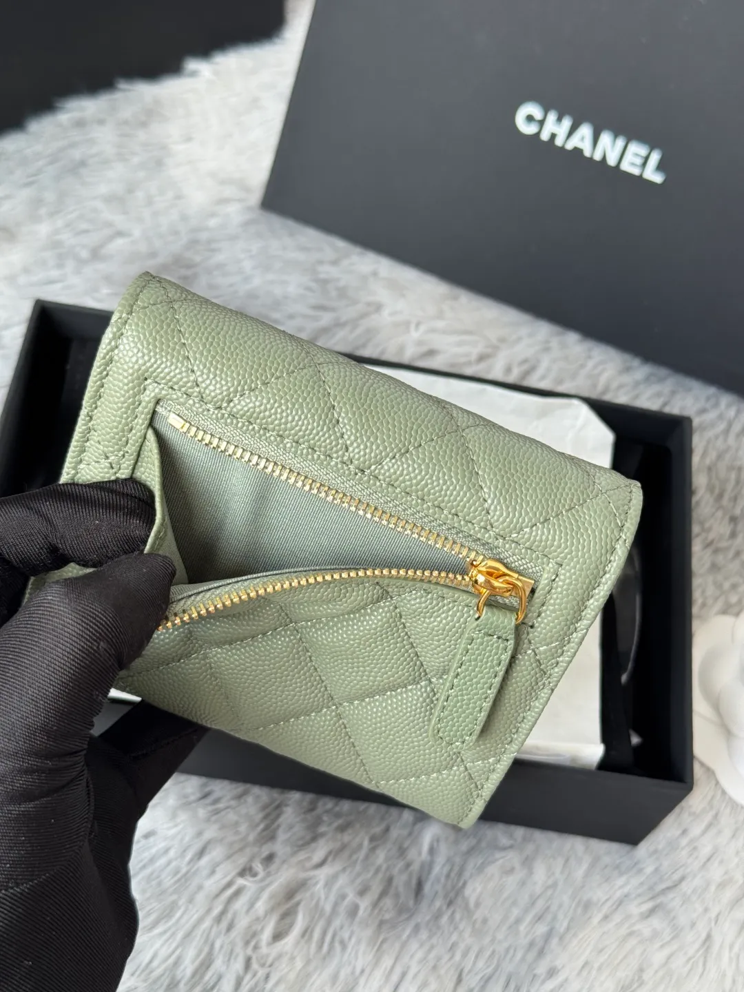 💰440💰 Made of calfskin, caviar, and cowhide, the CF short tri-fold wallet is now available! Chanel Grandma Xiang has 6 card slots, and there is a coin purse at the back, so you can put 2,000 Mao Zedong without any trouble at all! Delicate leather and gold hardware! Full of fashion sense, very fashionable, can be held in hand, can be put in the bag, very good for storage. Style number: 82288, size 10.5*11.5*3cm, color as shown in the picture, exclusive real shot