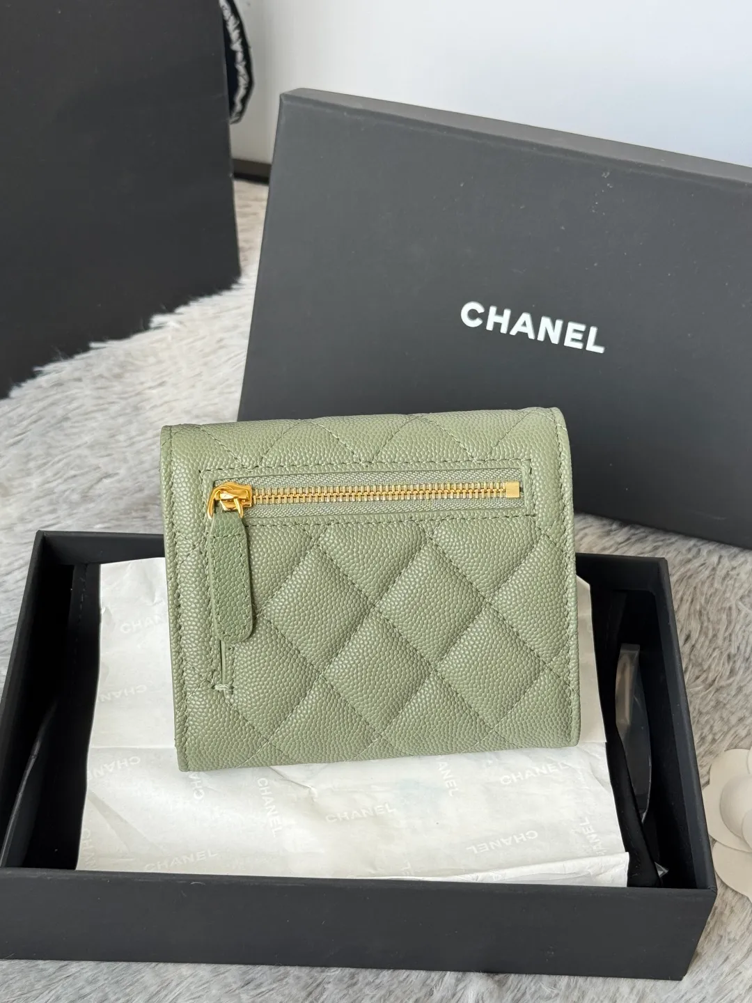 💰440💰 Made of calfskin, caviar, and cowhide, the CF short tri-fold wallet is now available! Chanel Grandma Xiang has 6 card slots, and there is a coin purse at the back, so you can put 2,000 Mao Zedong without any trouble at all! Delicate leather and gold hardware! Full of fashion sense, very fashionable, can be held in hand, can be put in the bag, very good for storage. Style number: 82288, size 10.5*11.5*3cm, color as shown in the picture, exclusive real shot