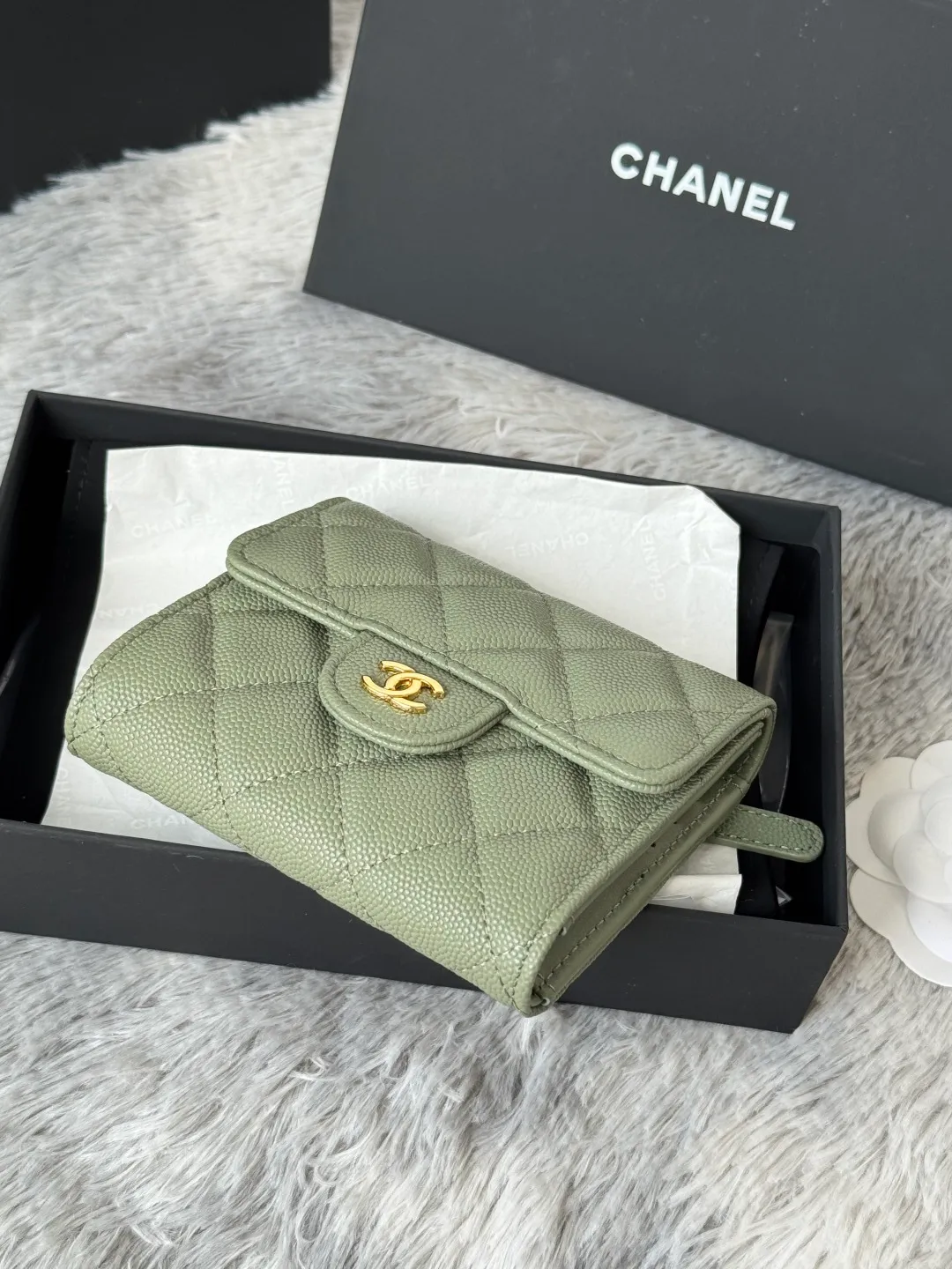 💰440💰 Made of calfskin, caviar, and cowhide, the CF short tri-fold wallet is now available! Chanel Grandma Xiang has 6 card slots, and there is a coin purse at the back, so you can put 2,000 Mao Zedong without any trouble at all! Delicate leather and gold hardware! Full of fashion sense, very fashionable, can be held in hand, can be put in the bag, very good for storage. Style number: 82288, size 10.5*11.5*3cm, color as shown in the picture, exclusive real shot