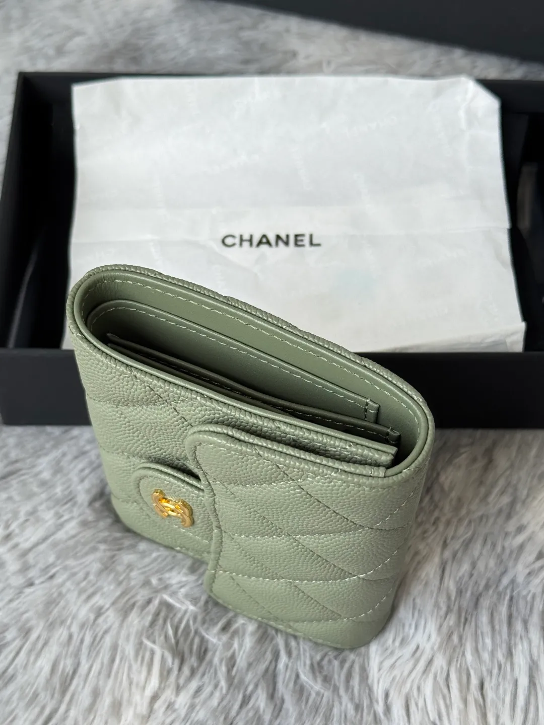 💰440💰 Made of calfskin, caviar, and cowhide, the CF short tri-fold wallet is now available! Chanel Grandma Xiang has 6 card slots, and there is a coin purse at the back, so you can put 2,000 Mao Zedong without any trouble at all! Delicate leather and gold hardware! Full of fashion sense, very fashionable, can be held in hand, can be put in the bag, very good for storage. Style number: 82288, size 10.5*11.5*3cm, color as shown in the picture, exclusive real shot