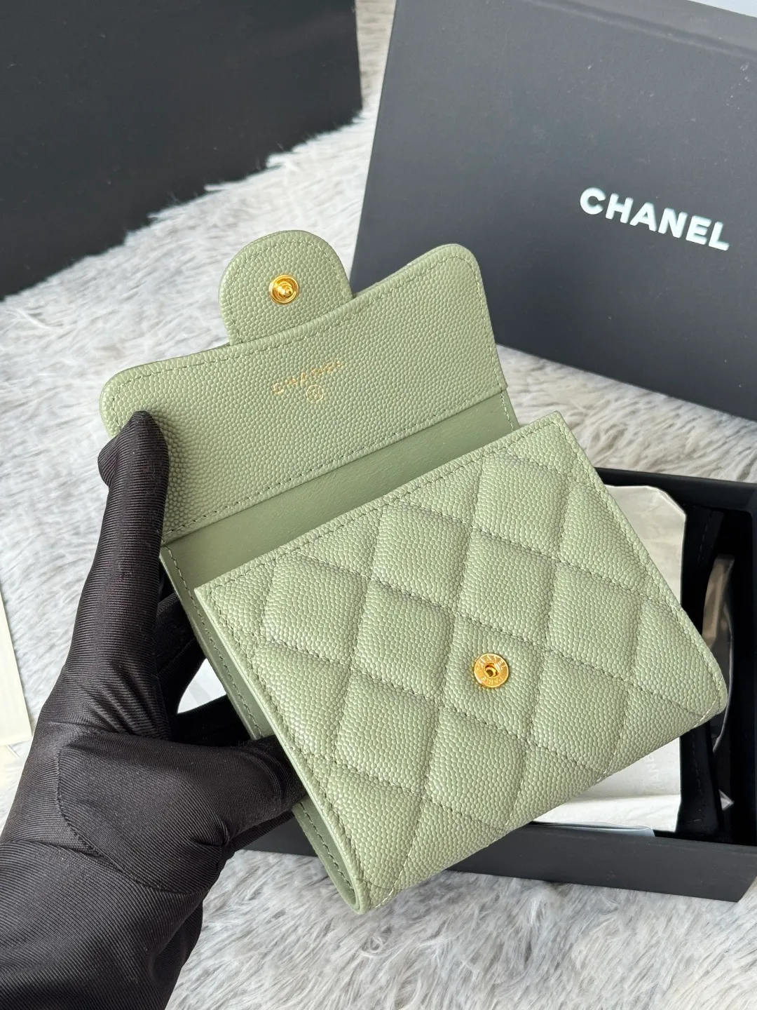 💰440💰 Made of calfskin, caviar, and cowhide, the CF short tri-fold wallet is now available! Chanel Grandma Xiang has 6 card slots, and there is a coin purse at the back, so you can put 2,000 Mao Zedong without any trouble at all! Delicate leather and gold hardware! Full of fashion sense, very fashionable, can be held in hand, can be put in the bag, very good for storage. Style number: 82288, size 10.5*11.5*3cm, color as shown in the picture, exclusive real shot