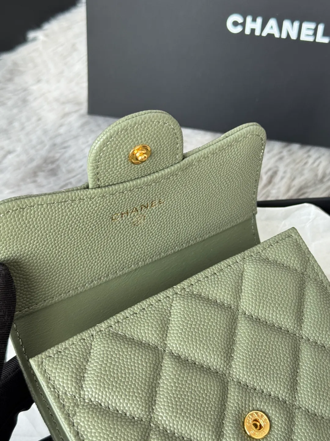 💰440💰 Made of calfskin, caviar, and cowhide, the CF short tri-fold wallet is now available! Chanel Grandma Xiang has 6 card slots, and there is a coin purse at the back, so you can put 2,000 Mao Zedong without any trouble at all! Delicate leather and gold hardware! Full of fashion sense, very fashionable, can be held in hand, can be put in the bag, very good for storage. Style number: 82288, size 10.5*11.5*3cm, color as shown in the picture, exclusive real shot