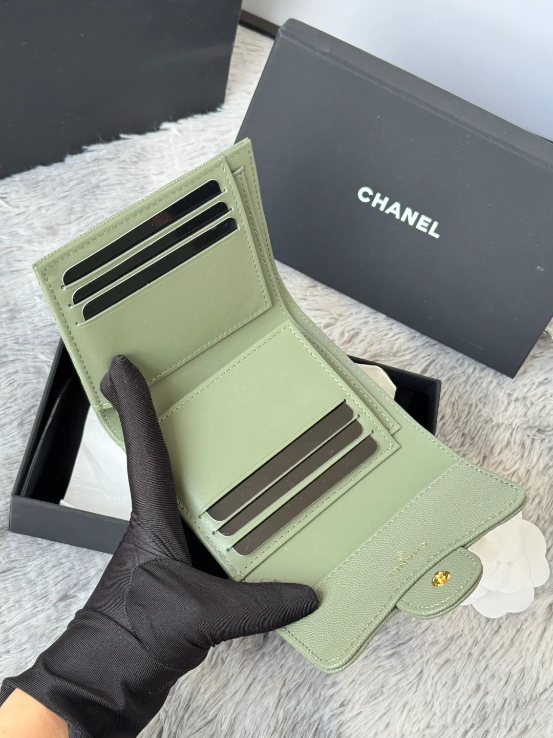 💰440💰 Made of calfskin, caviar, and cowhide, the CF short tri-fold wallet is now available! Chanel Grandma Xiang has 6 card slots, and there is a coin purse at the back, so you can put 2,000 Mao Zedong without any trouble at all! Delicate leather and gold hardware! Full of fashion sense, very fashionable, can be held in hand, can be put in the bag, very good for storage. Style number: 82288, size 10.5*11.5*3cm, color as shown in the picture, exclusive real shot