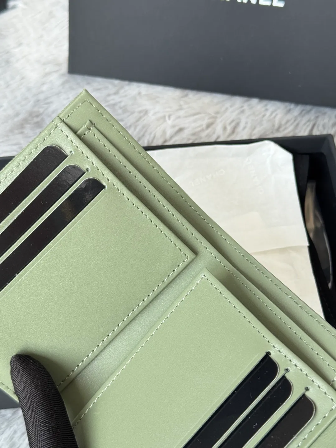 💰440💰 Made of calfskin, caviar, and cowhide, the CF short tri-fold wallet is now available! Chanel Grandma Xiang has 6 card slots, and there is a coin purse at the back, so you can put 2,000 Mao Zedong without any trouble at all! Delicate leather and gold hardware! Full of fashion sense, very fashionable, can be held in hand, can be put in the bag, very good for storage. Style number: 82288, size 10.5*11.5*3cm, color as shown in the picture, exclusive real shot