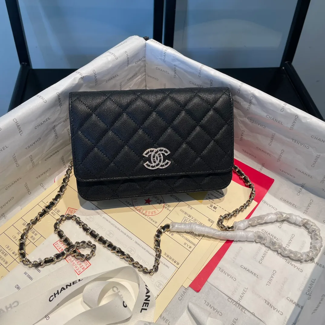 💰820😊 Upgraded version💋🆕In stock In stock Ohanel 22 spring and summer series rhinestone buckle fine ball grain cowhide lucky bag new art double c diamond buckle through leather woc black 🔝𝗐𝖺𝗅𝗅𝖾𝗍 𝗈𝗇 𝖼𝗁𝖺𝗇𝗂𝗇 (Fortune Bag) Crossbody Bag The rhinestone buckle is very attractive to me. Anyway, the rhinestones are really nice, so I bought it! The capacity is the same as that of the classic WOC, and it is also ok to carry around the armpit. It comes with a full set of packaging. 2797🍃size: 19*12.5cm