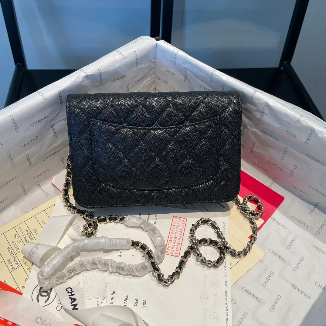 💰820😊 Upgraded version💋🆕In stock In stock Ohanel 22 spring and summer series rhinestone buckle fine ball grain cowhide lucky bag new art double c diamond buckle through leather woc black 🔝𝗐𝖺𝗅𝗅𝖾𝗍 𝗈𝗇 𝖼𝗁𝖺𝗇𝗂𝗇 (Fortune Bag) Crossbody Bag The rhinestone buckle is very attractive to me. Anyway, the rhinestones are really nice, so I bought it! The capacity is the same as that of the classic WOC, and it is also ok to carry around the armpit. It comes with a full set of packaging. 2797🍃size: 19*12.5cm