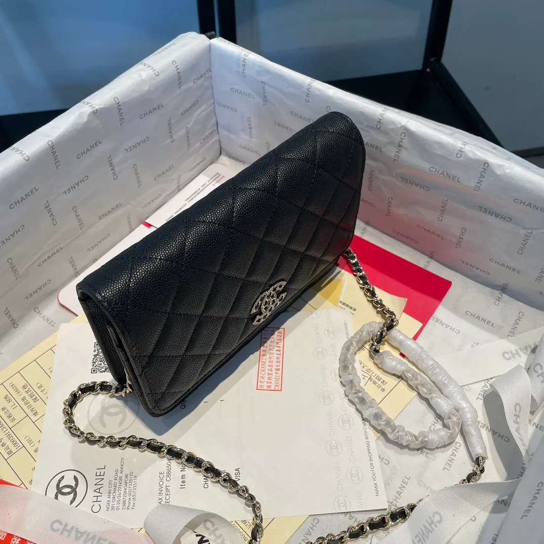 💰820😊 Upgraded version💋🆕In stock In stock Ohanel 22 spring and summer series rhinestone buckle fine ball grain cowhide lucky bag new art double c diamond buckle through leather woc black 🔝𝗐𝖺𝗅𝗅𝖾𝗍 𝗈𝗇 𝖼𝗁𝖺𝗇𝗂𝗇 (Fortune Bag) Crossbody Bag The rhinestone buckle is very attractive to me. Anyway, the rhinestones are really nice, so I bought it! The capacity is the same as that of the classic WOC, and it is also ok to carry around the armpit. It comes with a full set of packaging. 2797🍃size: 19*12.5cm