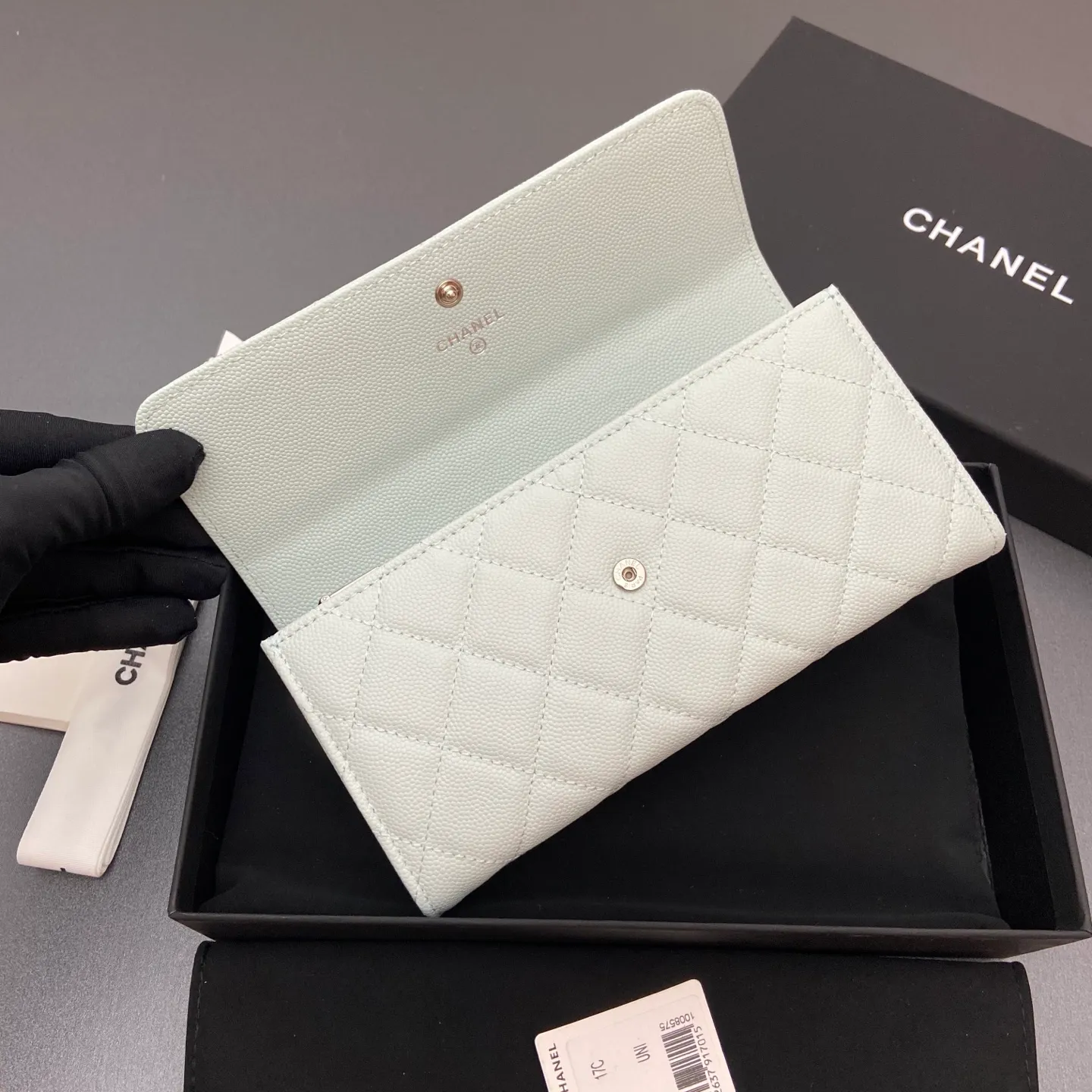 25b new series caviar cowhide with stars ⭐logo shiny blingblibg~ flip long clip wallet series light blue fine ball pattern silver star hardware 12 card slots, two banknote compartments two compartments, 1 zipper bag Price: 250 No.: 3724 Size: w19×h10×d3cm