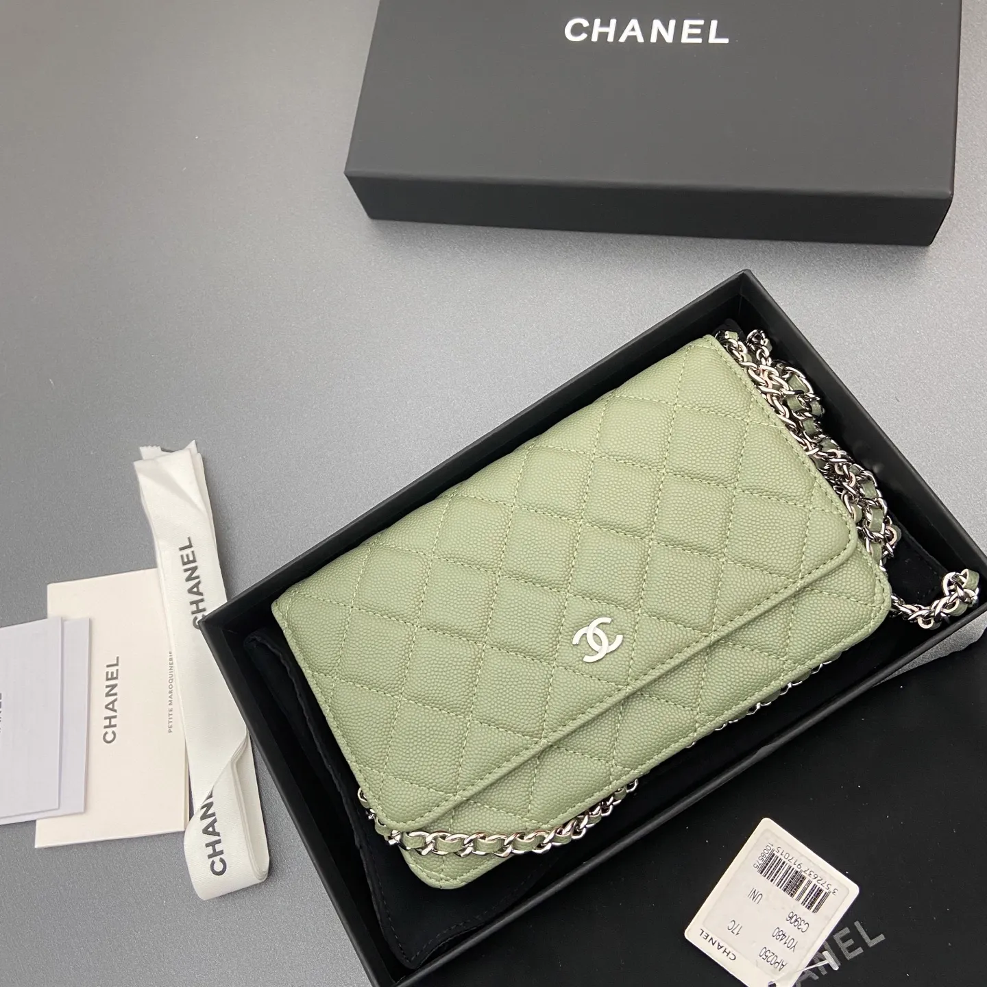 Xiaoxiang imported Italian caviar cowhide Item number: A0250 Price: 640 Size: w20×h13×d3.5cm Color: Greek green fine ball pattern silver steel mark