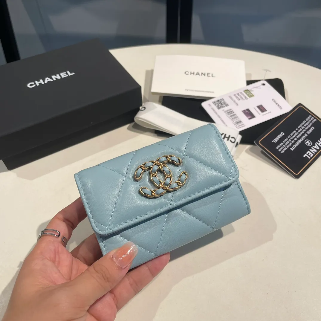 💰300😊Upgraded version💋🆕Ohanel new color🆕The latest hijab card holder, the texture of goatskin is invincible 😼The 19 series that is mainly promoted this season is the big rhombus, with a strong retro style👝Is there anyone who wants to buy each color🧸 The logo is eye-catching and unique, the goatskin has a faint luster, and the temperament instantly ups and downs❣The fashionable style and style are also co-created by Karl and Viard. The first series launched by the new artistic director will be a key recommendation of the brand from this year to next year, conveying the essence of the brand, with a full set of packaging 1790🍃size: 8.5*11cm