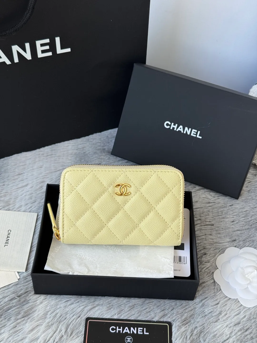Medium size 💰360💰 finally arrived, chanel 25c oversized zipper bag with zipper inside. First place to eat melon. Large black gold cow coin purse with inner zipper. Made of caviar cowhide. Ginza sa is great. Enthusiastic and patient. I picked up a bunch of black gold card holders. There are several popular coin purses. I went for the L-shaped zipper coin purse. I tried it on the spot. My nails are a little difficult to insert cards. The 25c model is enlarged and looks great. The upgraded version is very practical. Buy it quickly! chanel25c chanel coin purse chanel card holder card holder recommended zipper coin purse chanel number: 3686 (0112) 25c size: 12*5cmx8cmx2cm