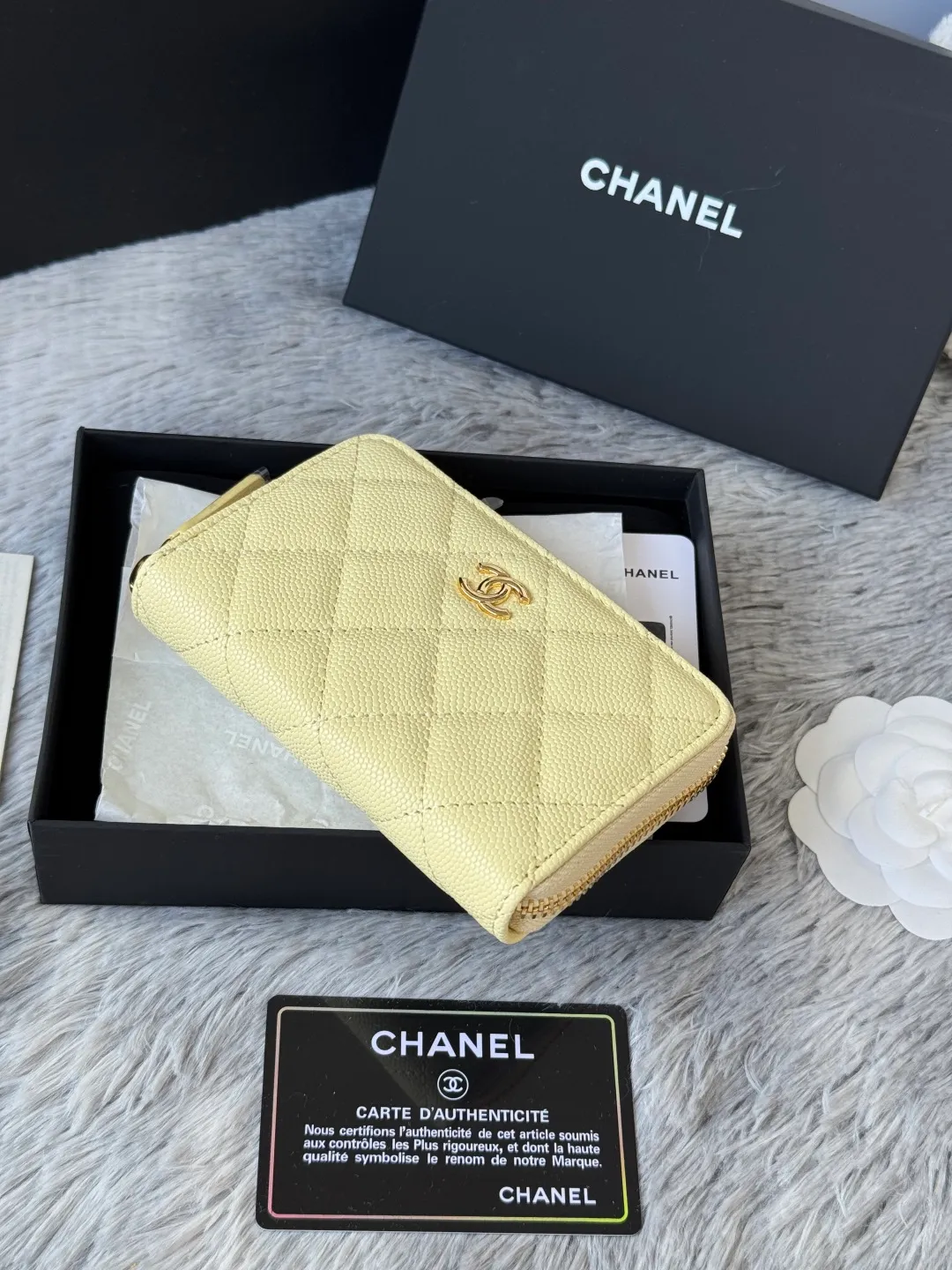Medium size 💰360💰 finally arrived, chanel 25c oversized zipper bag with zipper inside. First place to eat melon. Large black gold cow coin purse with inner zipper. Made of caviar cowhide. Ginza sa is great. Enthusiastic and patient. I picked up a bunch of black gold card holders. There are several popular coin purses. I went for the L-shaped zipper coin purse. I tried it on the spot. My nails are a little difficult to insert cards. The 25c model is enlarged and looks great. The upgraded version is very practical. Buy it quickly! chanel25c chanel coin purse chanel card holder card holder recommended zipper coin purse chanel number: 3686 (0112) 25c size: 12*5cmx8cmx2cm