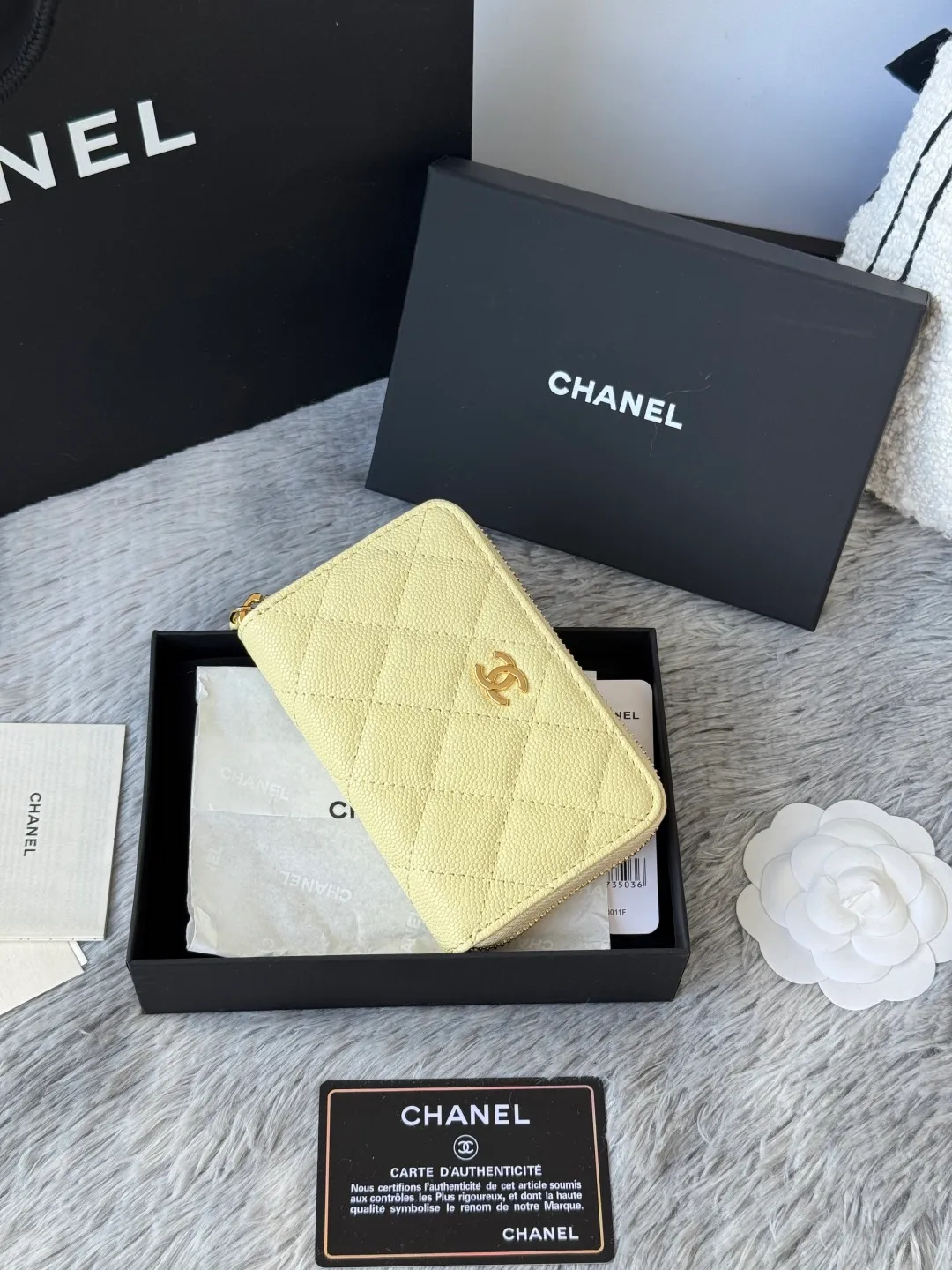 Medium size 💰360💰 finally arrived, chanel 25c oversized zipper bag with zipper inside. First place to eat melon. Large black gold cow coin purse with inner zipper. Made of caviar cowhide. Ginza sa is great. Enthusiastic and patient. I picked up a bunch of black gold card holders. There are several popular coin purses. I went for the L-shaped zipper coin purse. I tried it on the spot. My nails are a little difficult to insert cards. The 25c model is enlarged and looks great. The upgraded version is very practical. Buy it quickly! chanel25c chanel coin purse chanel card holder card holder recommended zipper coin purse chanel number: 3686 (0112) 25c size: 12*5cmx8cmx2cm