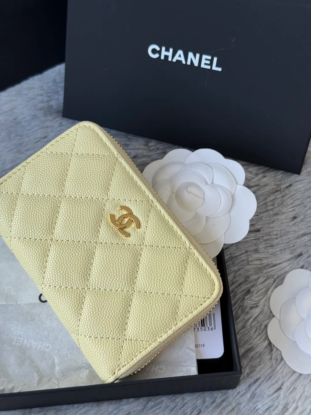Medium size 💰360💰 finally arrived, chanel 25c oversized zipper bag with zipper inside. First place to eat melon. Large black gold cow coin purse with inner zipper. Made of caviar cowhide. Ginza sa is great. Enthusiastic and patient. I picked up a bunch of black gold card holders. There are several popular coin purses. I went for the L-shaped zipper coin purse. I tried it on the spot. My nails are a little difficult to insert cards. The 25c model is enlarged and looks great. The upgraded version is very practical. Buy it quickly! chanel25c chanel coin purse chanel card holder card holder recommended zipper coin purse chanel number: 3686 (0112) 25c size: 12*5cmx8cmx2cm