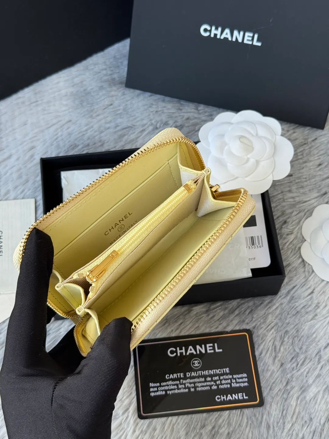 Medium size 💰360💰 finally arrived, chanel 25c oversized zipper bag with zipper inside. First place to eat melon. Large black gold cow coin purse with inner zipper. Made of caviar cowhide. Ginza sa is great. Enthusiastic and patient. I picked up a bunch of black gold card holders. There are several popular coin purses. I went for the L-shaped zipper coin purse. I tried it on the spot. My nails are a little difficult to insert cards. The 25c model is enlarged and looks great. The upgraded version is very practical. Buy it quickly! chanel25c chanel coin purse chanel card holder card holder recommended zipper coin purse chanel number: 3686 (0112) 25c size: 12*5cmx8cmx2cm