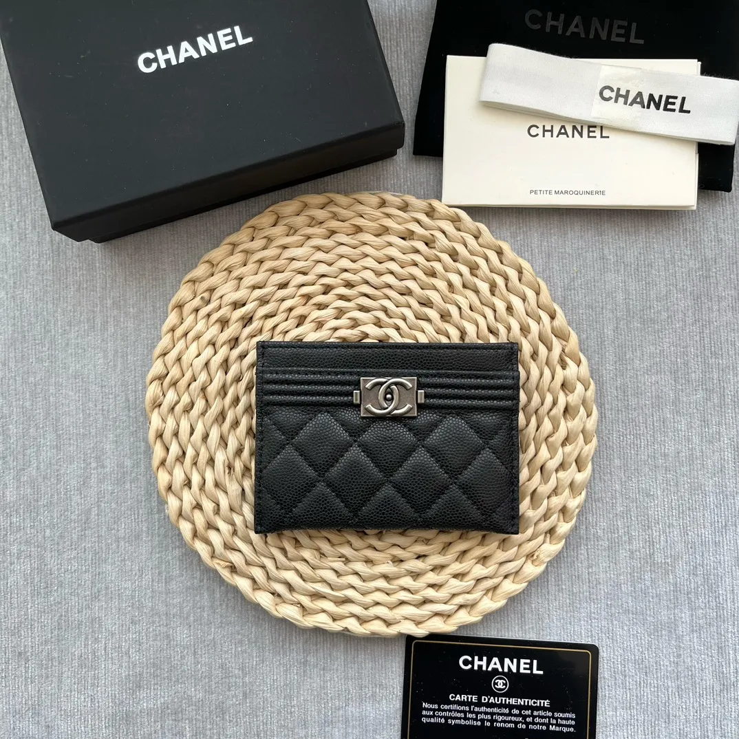 ¥220 [Original quality] [With serial code] CHANEL's new leboy card holder has a rhombus pattern, very attractive! The retro gold buckle has an old-fashioned feel and is very fashionable and retro❤️This small card holder is very cost-effective, and you can also put some change in the three card slots👍Model number: 84431 Size: 11×7.5×1cm