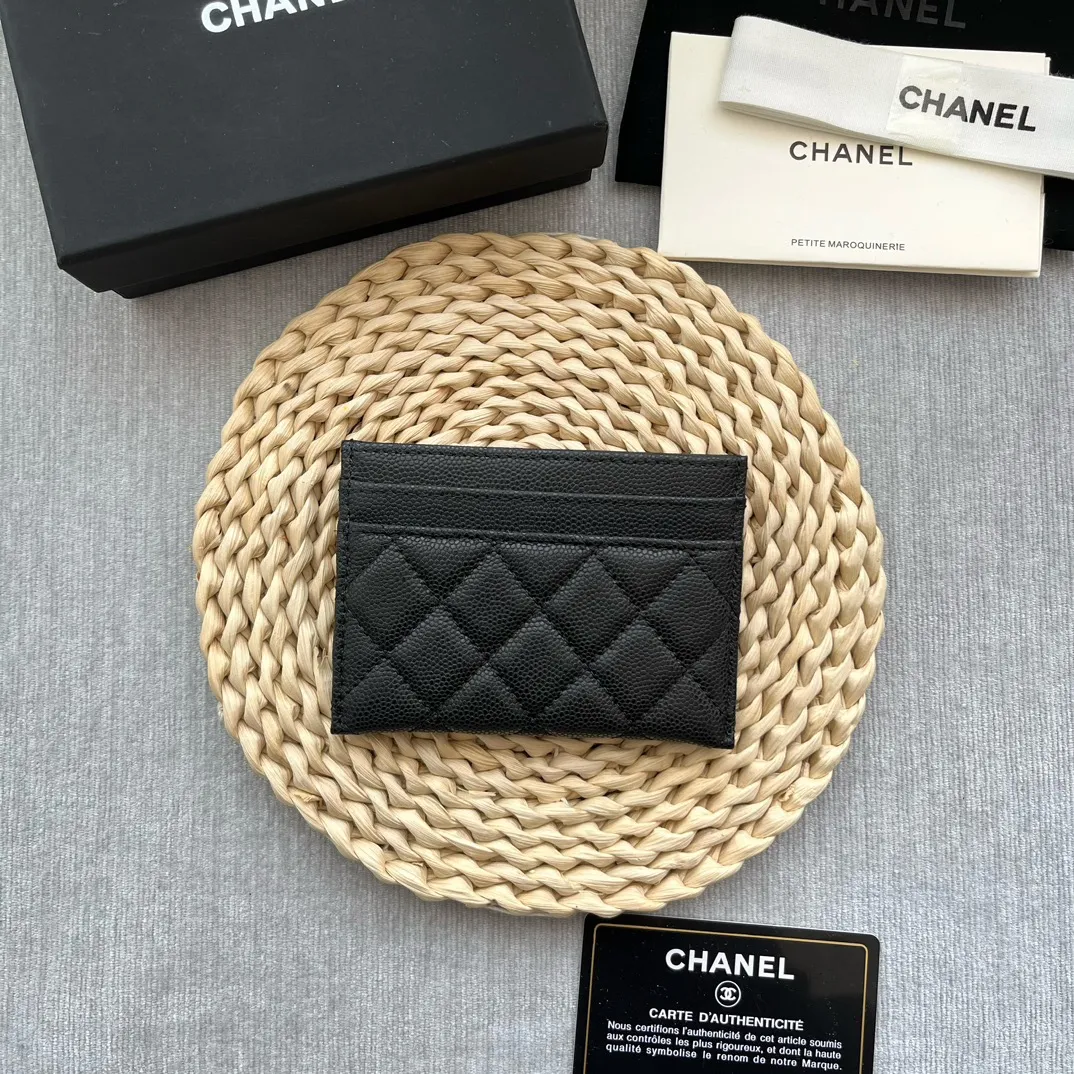 ¥220 [Original quality] [With serial code] CHANEL's new leboy card holder has a rhombus pattern, very attractive! The retro gold buckle has an old-fashioned feel and is very fashionable and retro❤️This small card holder is very cost-effective, and you can also put some change in the three card slots👍Model number: 84431 Size: 11×7.5×1cm
