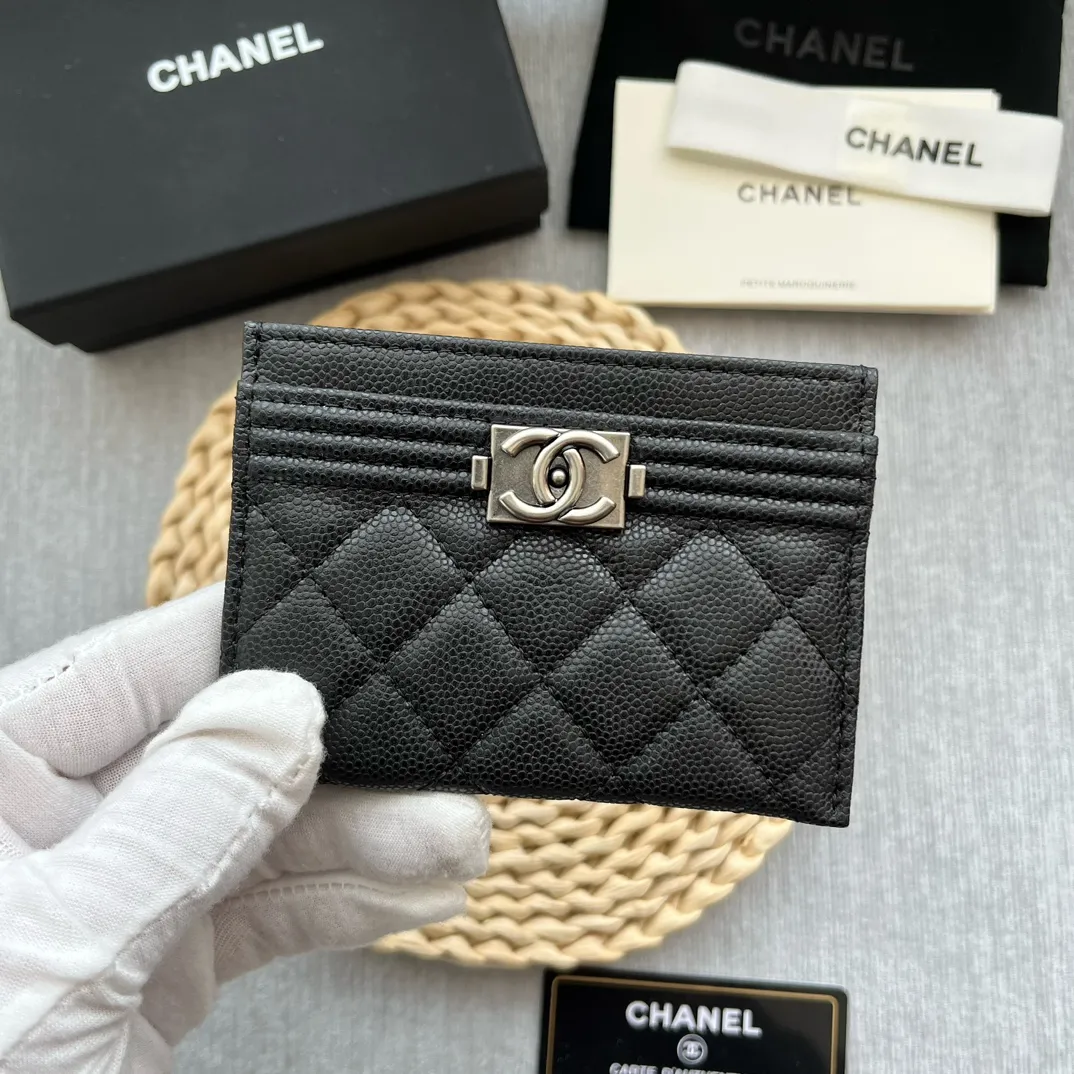 ¥220 [Original quality] [With serial code] CHANEL's new leboy card holder has a rhombus pattern, very attractive! The retro gold buckle has an old-fashioned feel and is very fashionable and retro❤️This small card holder is very cost-effective, and you can also put some change in the three card slots👍Model number: 84431 Size: 11×7.5×1cm