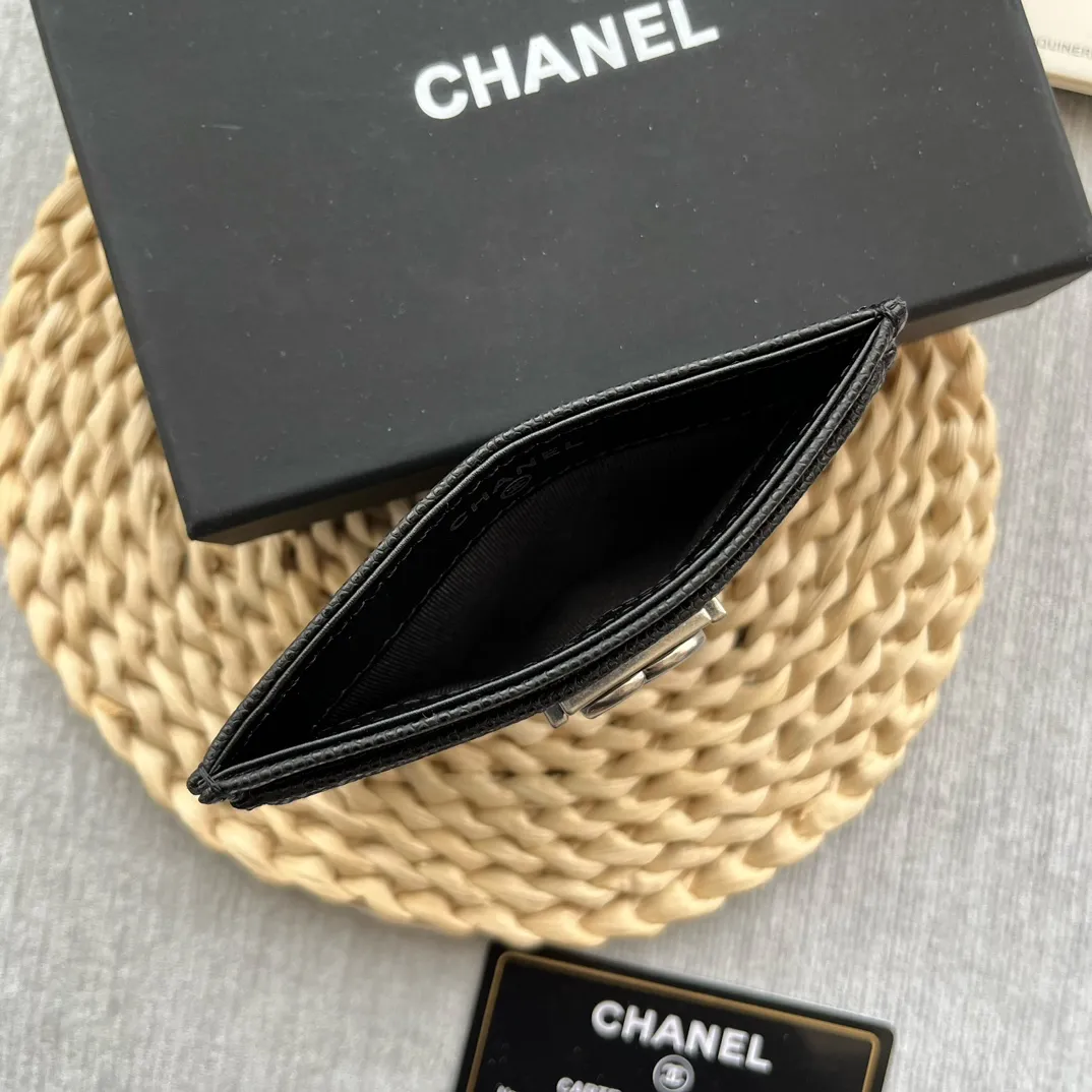 ¥220 [Original quality] [With serial code] CHANEL's new leboy card holder has a rhombus pattern, very attractive! The retro gold buckle has an old-fashioned feel and is very fashionable and retro❤️This small card holder is very cost-effective, and you can also put some change in the three card slots👍Model number: 84431 Size: 11×7.5×1cm