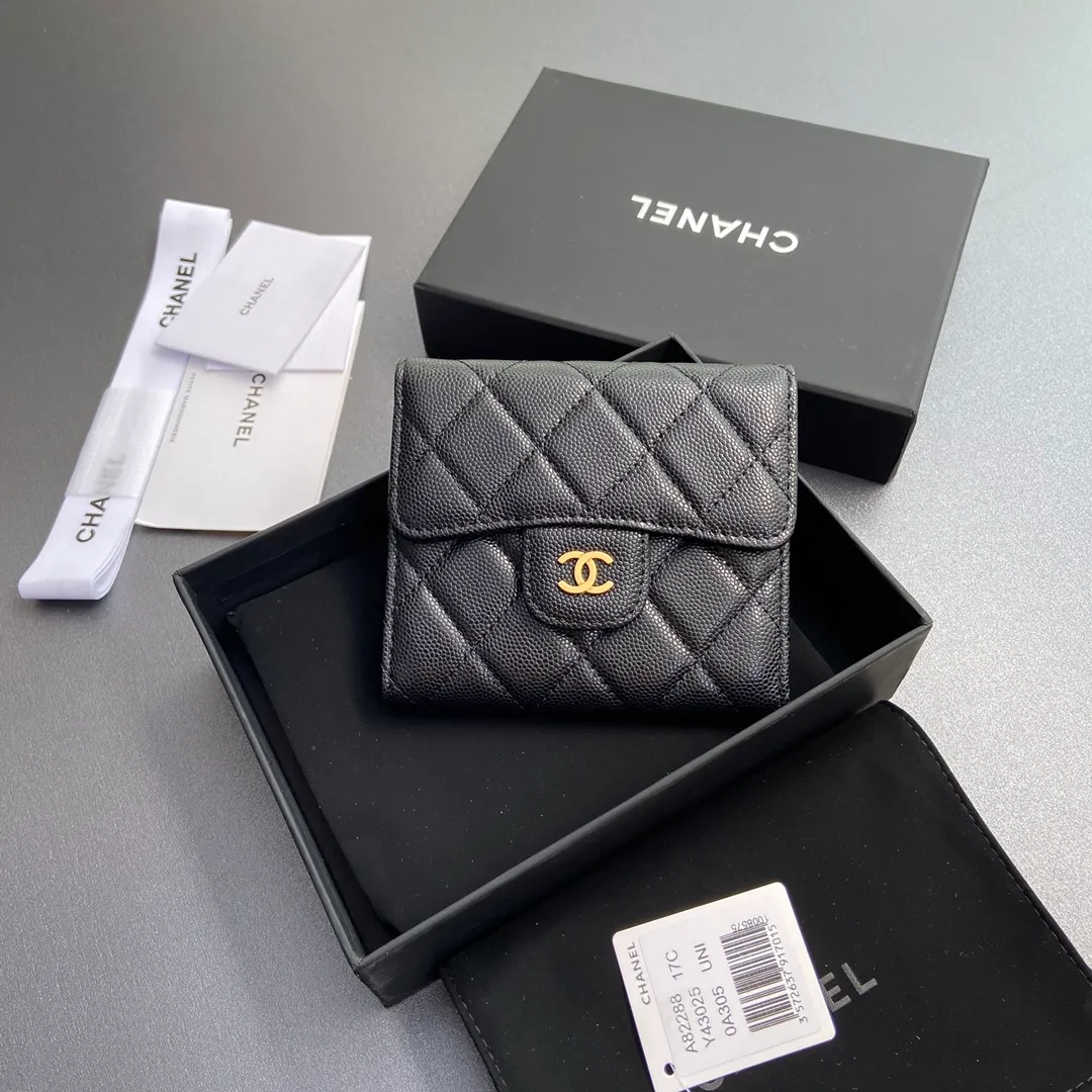 [Imported leather from Italy] ¥440 Special black fine ball grain embossed leather Gold tone metal hardware 6 card slots 1 banknote compartment 1 coin zipper bag No.: 82288 Size: w10.5×h11.5×d3cm