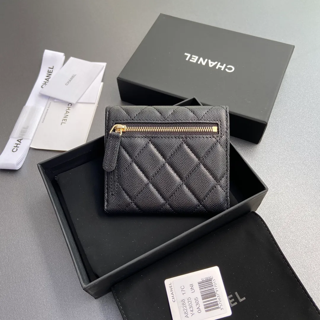 [Imported leather from Italy] ¥440 Special black fine ball grain embossed leather Gold tone metal hardware 6 card slots 1 banknote compartment 1 coin zipper bag No.: 82288 Size: w10.5×h11.5×d3cm