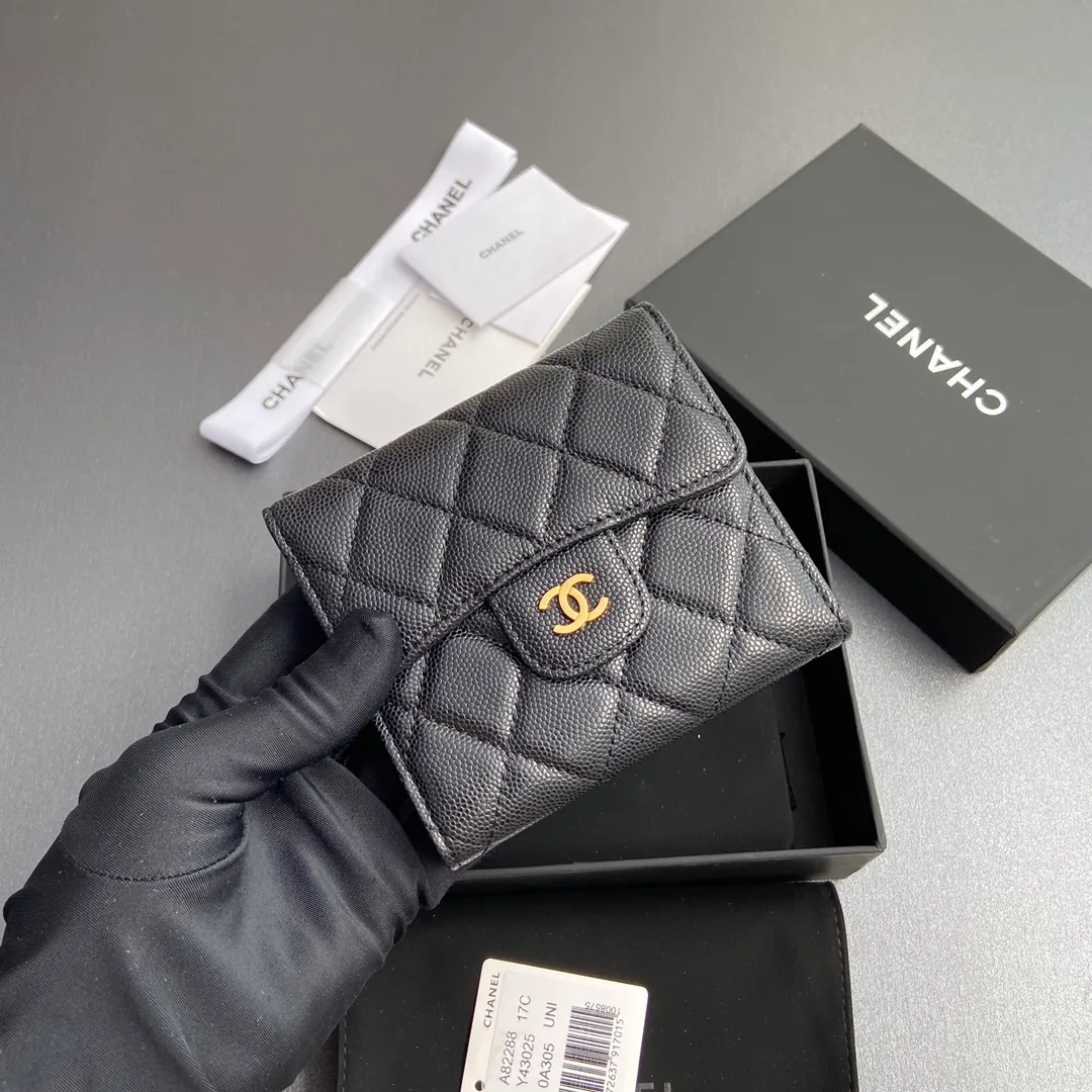 [Imported leather from Italy] ¥440 Special black fine ball grain embossed leather Gold tone metal hardware 6 card slots 1 banknote compartment 1 coin zipper bag No.: 82288 Size: w10.5×h11.5×d3cm
