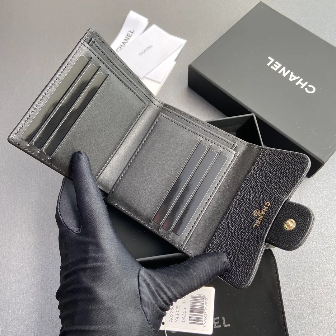 [Imported leather from Italy] ¥440 Special black fine ball grain embossed leather Gold tone metal hardware 6 card slots 1 banknote compartment 1 coin zipper bag No.: 82288 Size: w10.5×h11.5×d3cm