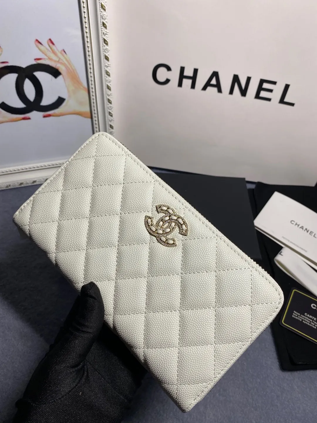 22 new styles. CHANEL. Zippered long clip wallet has arrived❤️Top-layer cowhide with new luogo, the same design surrounded by diamonds on the side of the leather❤️The details are so beautiful❤️Model number Ap5478B size 10*19.5*2.5cm💰560