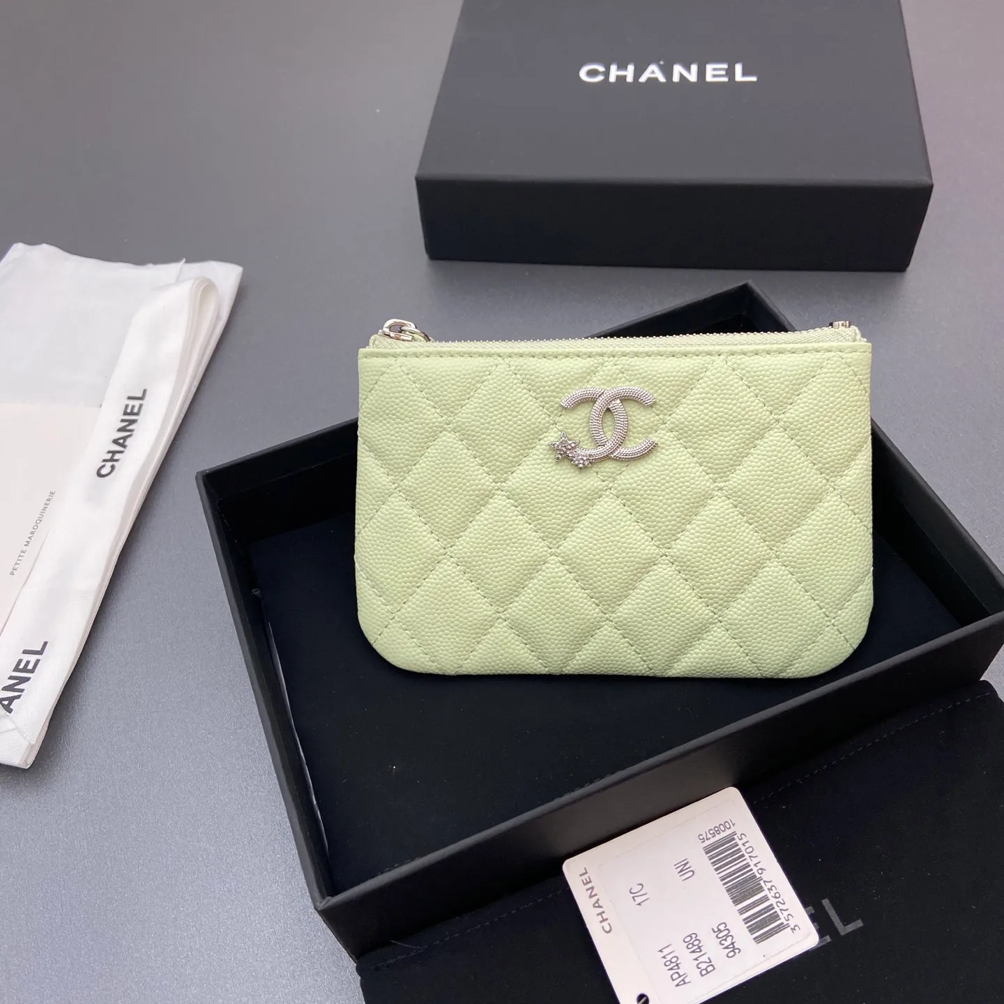 25b new series caviar cowhide with stars ⭐logo shiny blingblibg~coin purse series Item number: A 4811 Price: 320 Size: w15×8.5cm Color: light green fine ball pattern silver star hardware