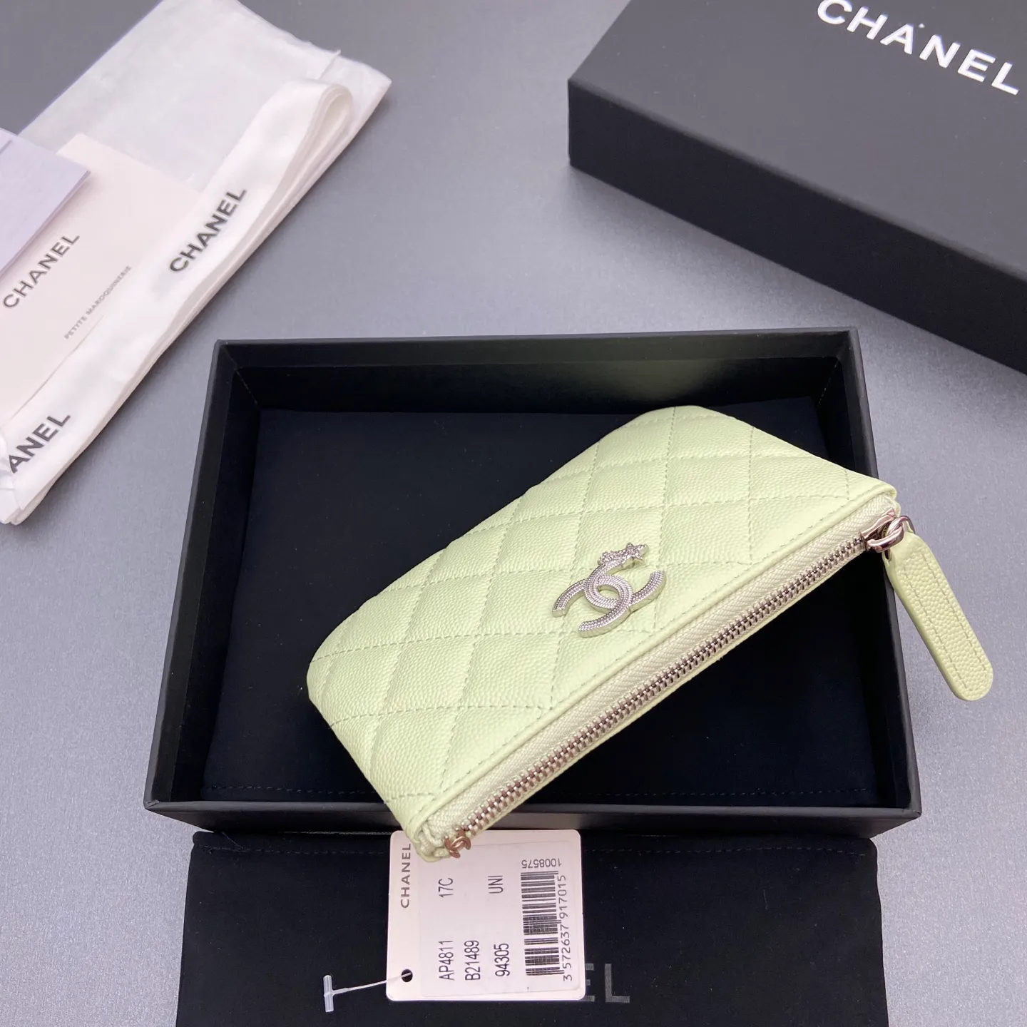 25b new series caviar cowhide with stars ⭐logo shiny blingblibg~coin purse series Item number: A 4811 Price: 320 Size: w15×8.5cm Color: light green fine ball pattern silver star hardware