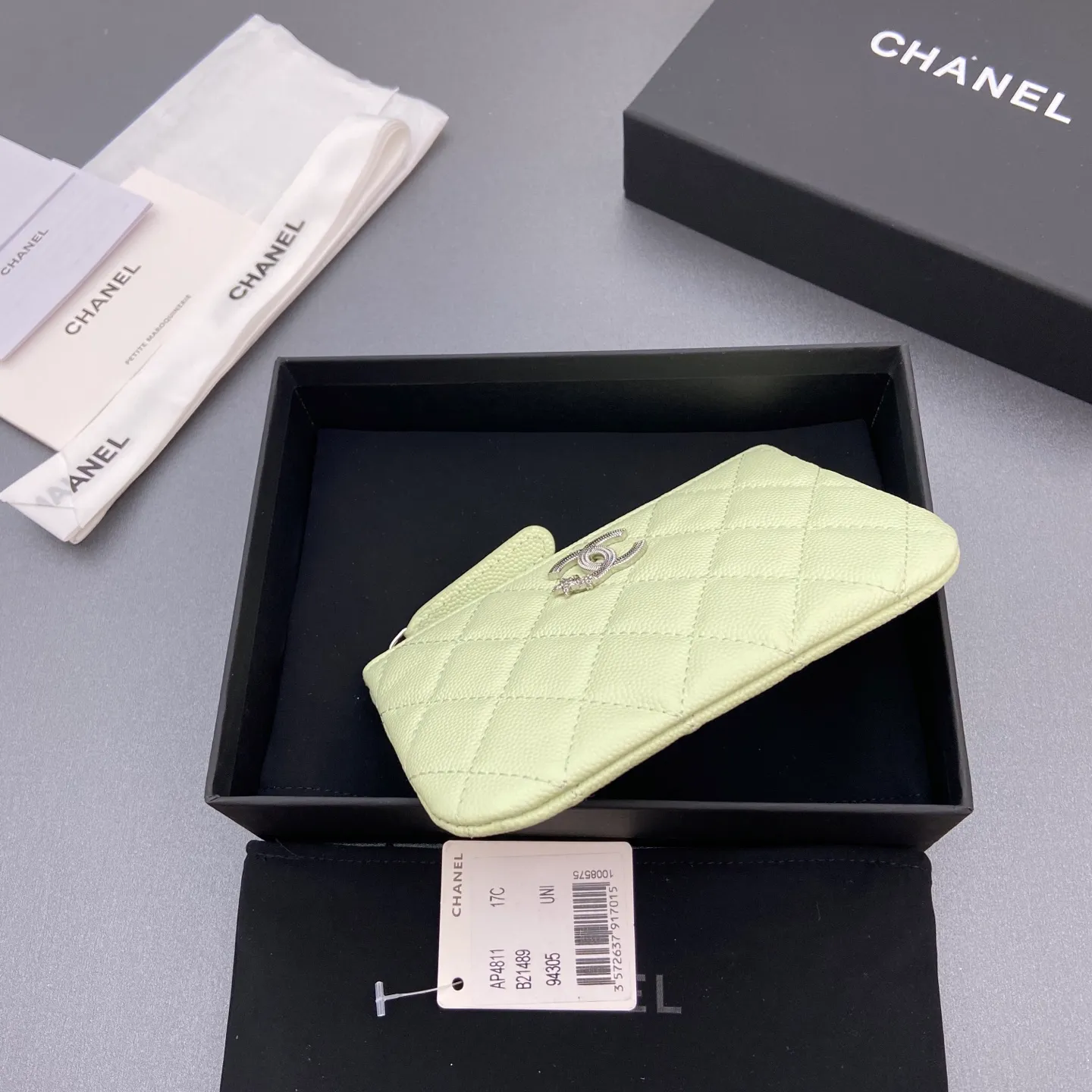25b new series caviar cowhide with stars ⭐logo shiny blingblibg~coin purse series Item number: A 4811 Price: 320 Size: w15×8.5cm Color: light green fine ball pattern silver star hardware