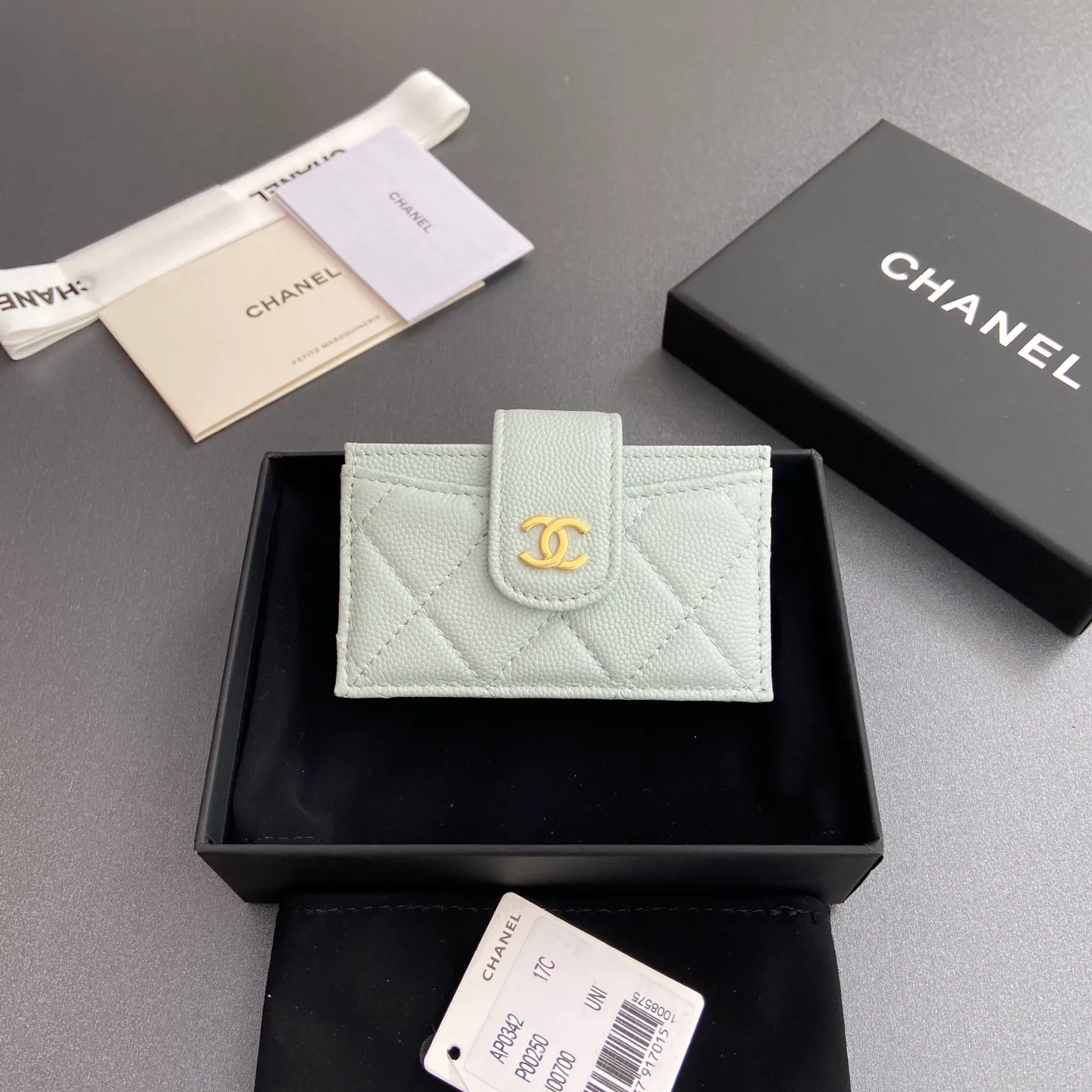 [Special grade hardware original leather] ¥400 Small fragrant organ multi-card slot card holder series with iconic metal logo Gold-toned metal hardware, exclusive Italian imported leather 6 card slots No.: 0342 Light blue fine ball pattern gold steel mark Size: w10×h6×2cm