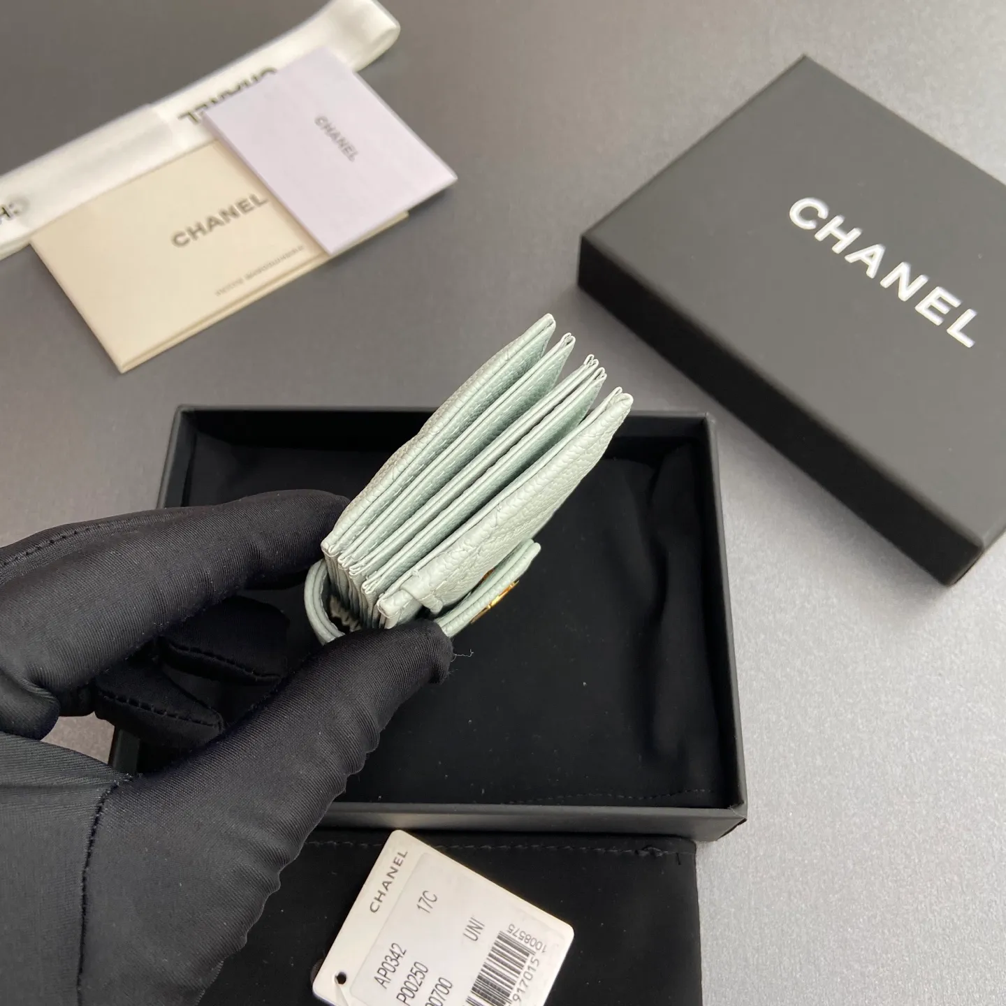 [Special grade hardware original leather] ¥400 Small fragrant organ multi-card slot card holder series with iconic metal logo Gold-toned metal hardware, exclusive Italian imported leather 6 card slots No.: 0342 Light blue fine ball pattern gold steel mark Size: w10×h6×2cm