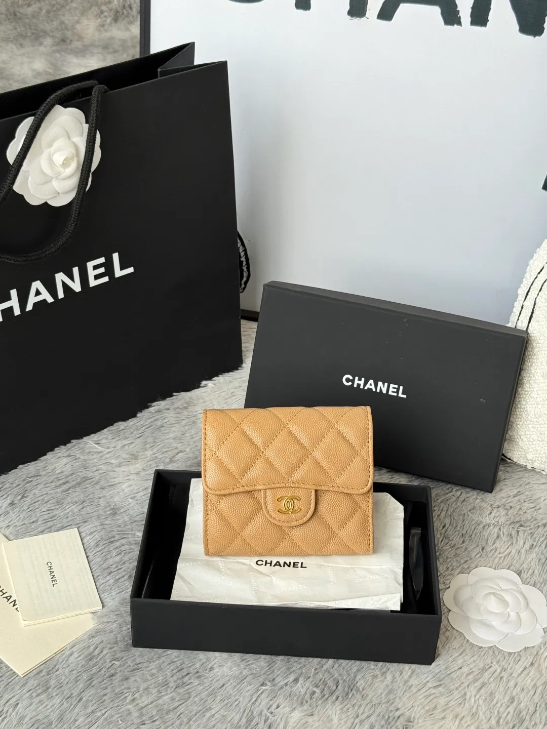 💰440💰 Made of calfskin, caviar, and cowhide, the CF short tri-fold wallet is now available! Chanel Grandma Xiang has 6 card slots, and there is a coin purse at the back, so you can put 2,000 Mao Zedong without any trouble at all! Delicate leather and gold hardware! Full of fashion sense, very fashionable, can be held in hand, can be put in the bag, very good for storage. Style number: 82288, size 10.5*11.5*3cm, color as shown in the picture, exclusive real shot