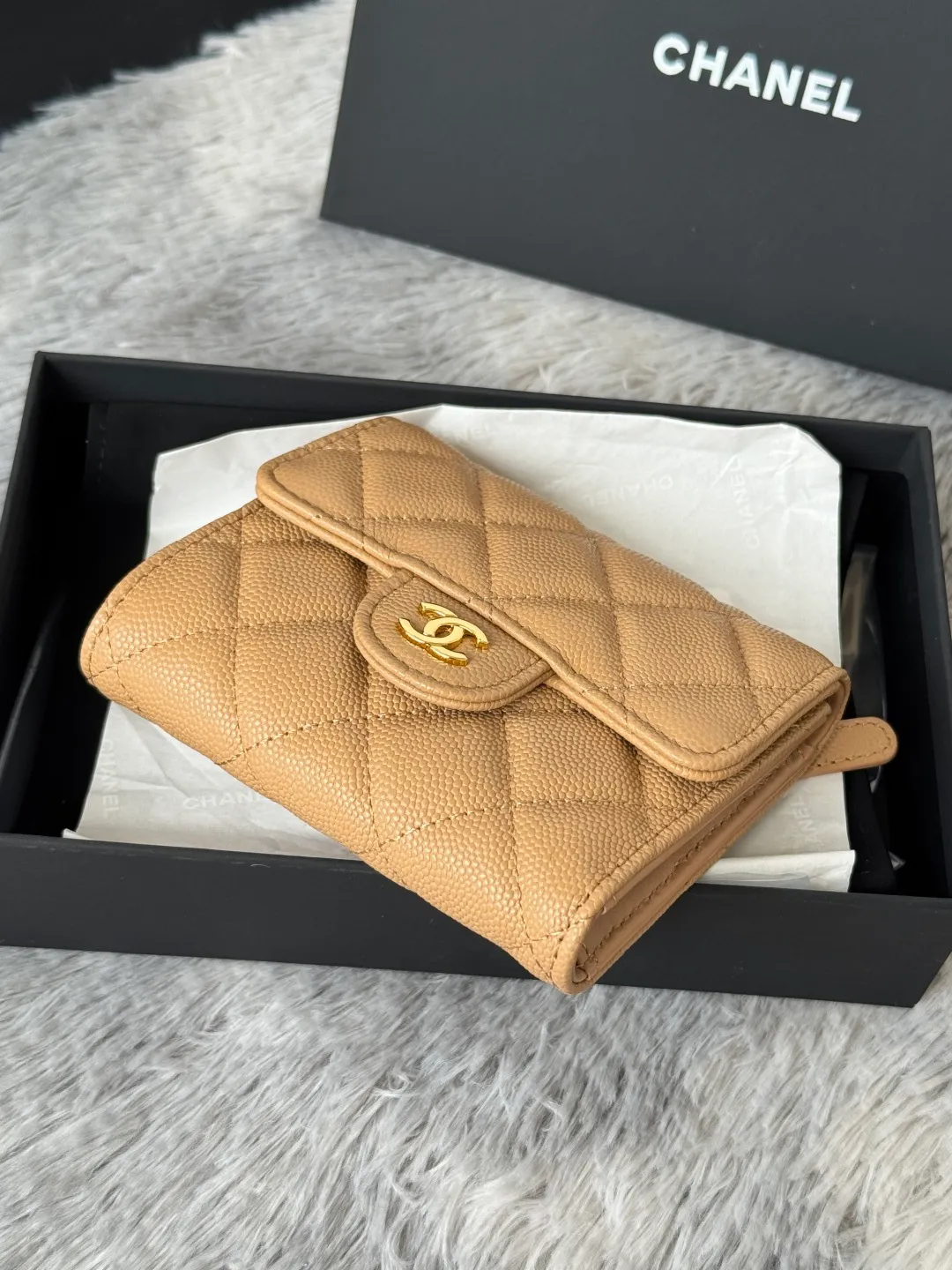💰440💰 Made of calfskin, caviar, and cowhide, the CF short tri-fold wallet is now available! Chanel Grandma Xiang has 6 card slots, and there is a coin purse at the back, so you can put 2,000 Mao Zedong without any trouble at all! Delicate leather and gold hardware! Full of fashion sense, very fashionable, can be held in hand, can be put in the bag, very good for storage. Style number: 82288, size 10.5*11.5*3cm, color as shown in the picture, exclusive real shot