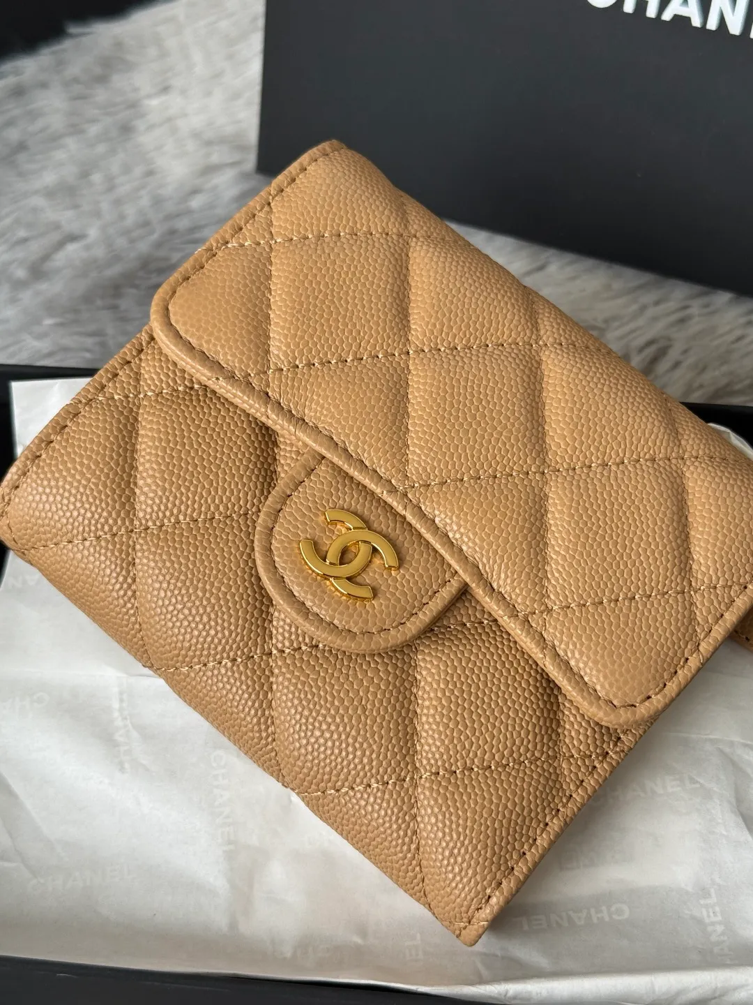💰440💰 Made of calfskin, caviar, and cowhide, the CF short tri-fold wallet is now available! Chanel Grandma Xiang has 6 card slots, and there is a coin purse at the back, so you can put 2,000 Mao Zedong without any trouble at all! Delicate leather and gold hardware! Full of fashion sense, very fashionable, can be held in hand, can be put in the bag, very good for storage. Style number: 82288, size 10.5*11.5*3cm, color as shown in the picture, exclusive real shot
