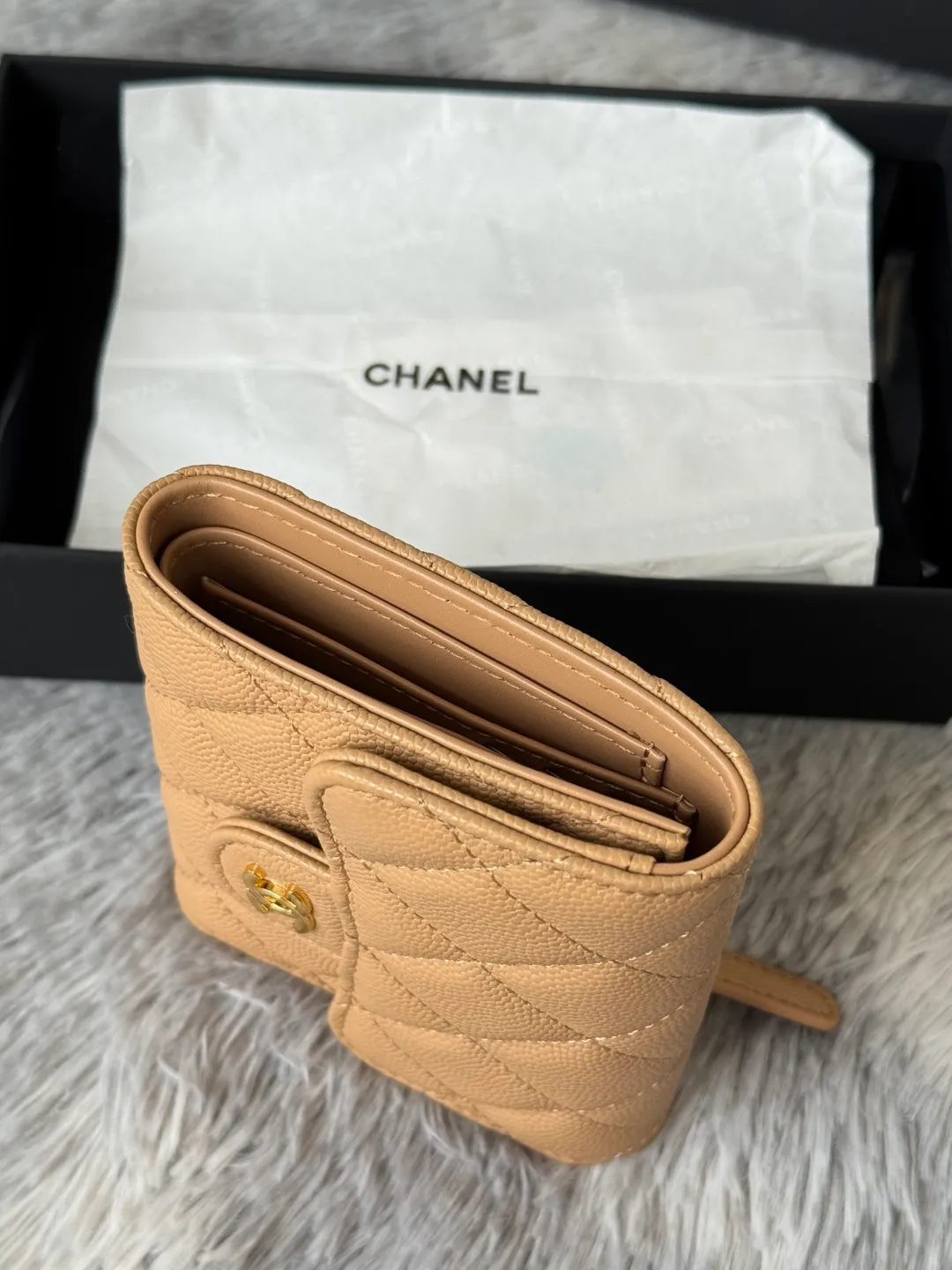 💰440💰 Made of calfskin, caviar, and cowhide, the CF short tri-fold wallet is now available! Chanel Grandma Xiang has 6 card slots, and there is a coin purse at the back, so you can put 2,000 Mao Zedong without any trouble at all! Delicate leather and gold hardware! Full of fashion sense, very fashionable, can be held in hand, can be put in the bag, very good for storage. Style number: 82288, size 10.5*11.5*3cm, color as shown in the picture, exclusive real shot