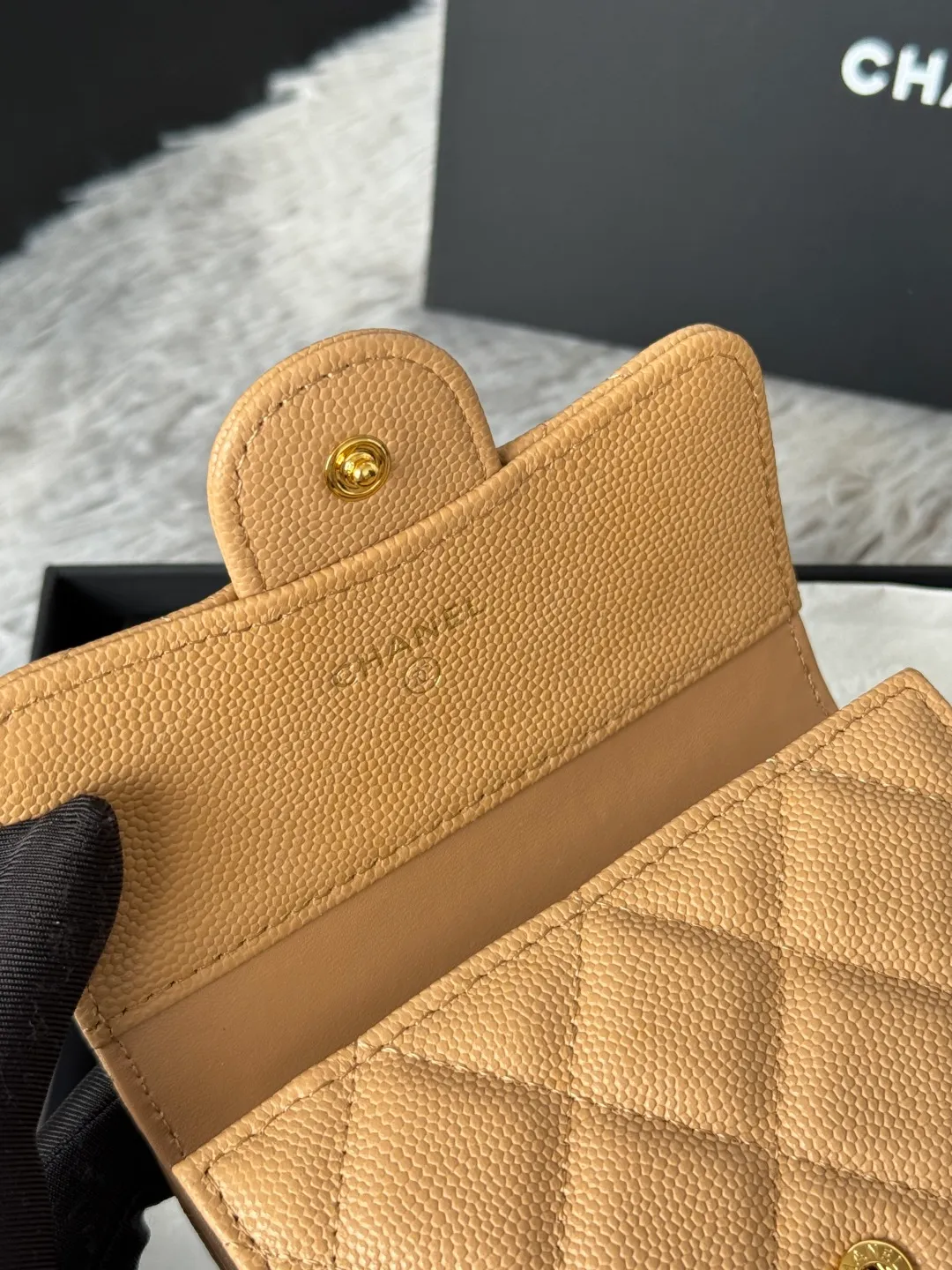 💰440💰 Made of calfskin, caviar, and cowhide, the CF short tri-fold wallet is now available! Chanel Grandma Xiang has 6 card slots, and there is a coin purse at the back, so you can put 2,000 Mao Zedong without any trouble at all! Delicate leather and gold hardware! Full of fashion sense, very fashionable, can be held in hand, can be put in the bag, very good for storage. Style number: 82288, size 10.5*11.5*3cm, color as shown in the picture, exclusive real shot